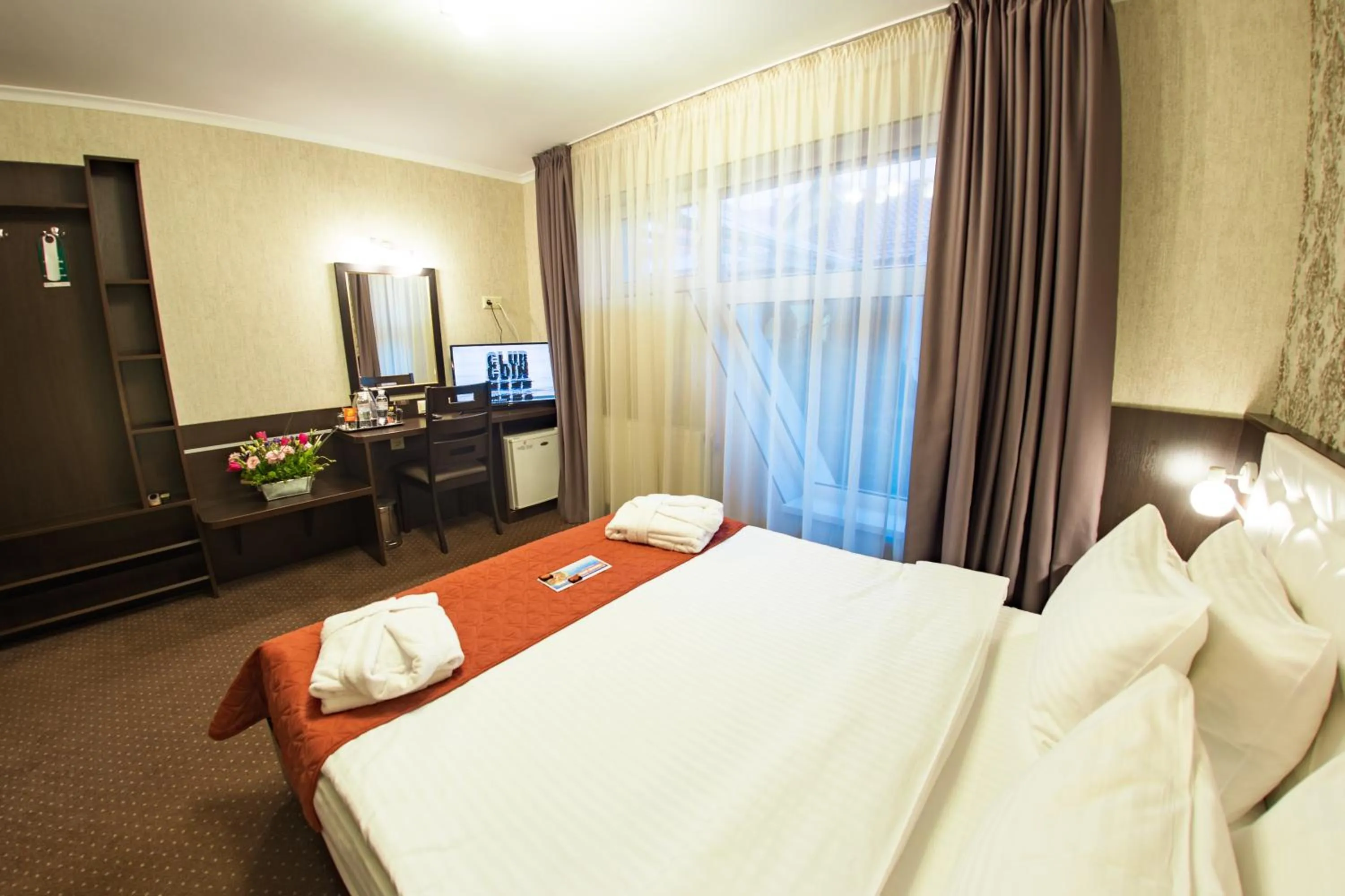 Bed in Kiev 365 Park Hotel