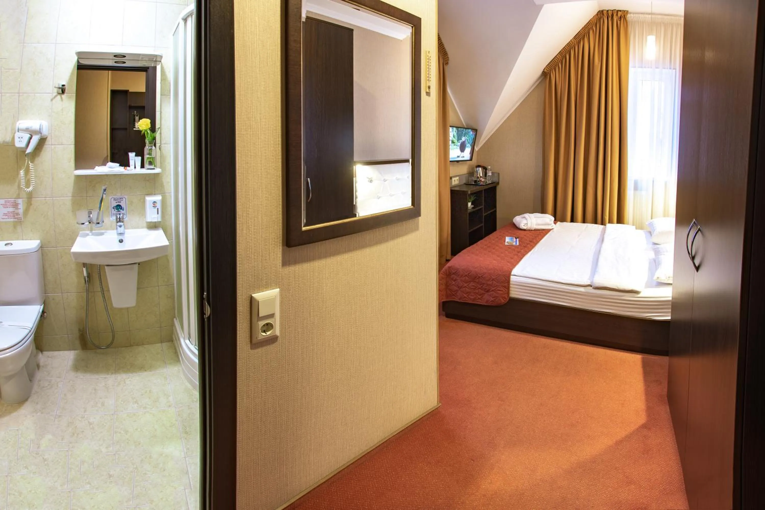 Bed in Kiev 365 Park Hotel