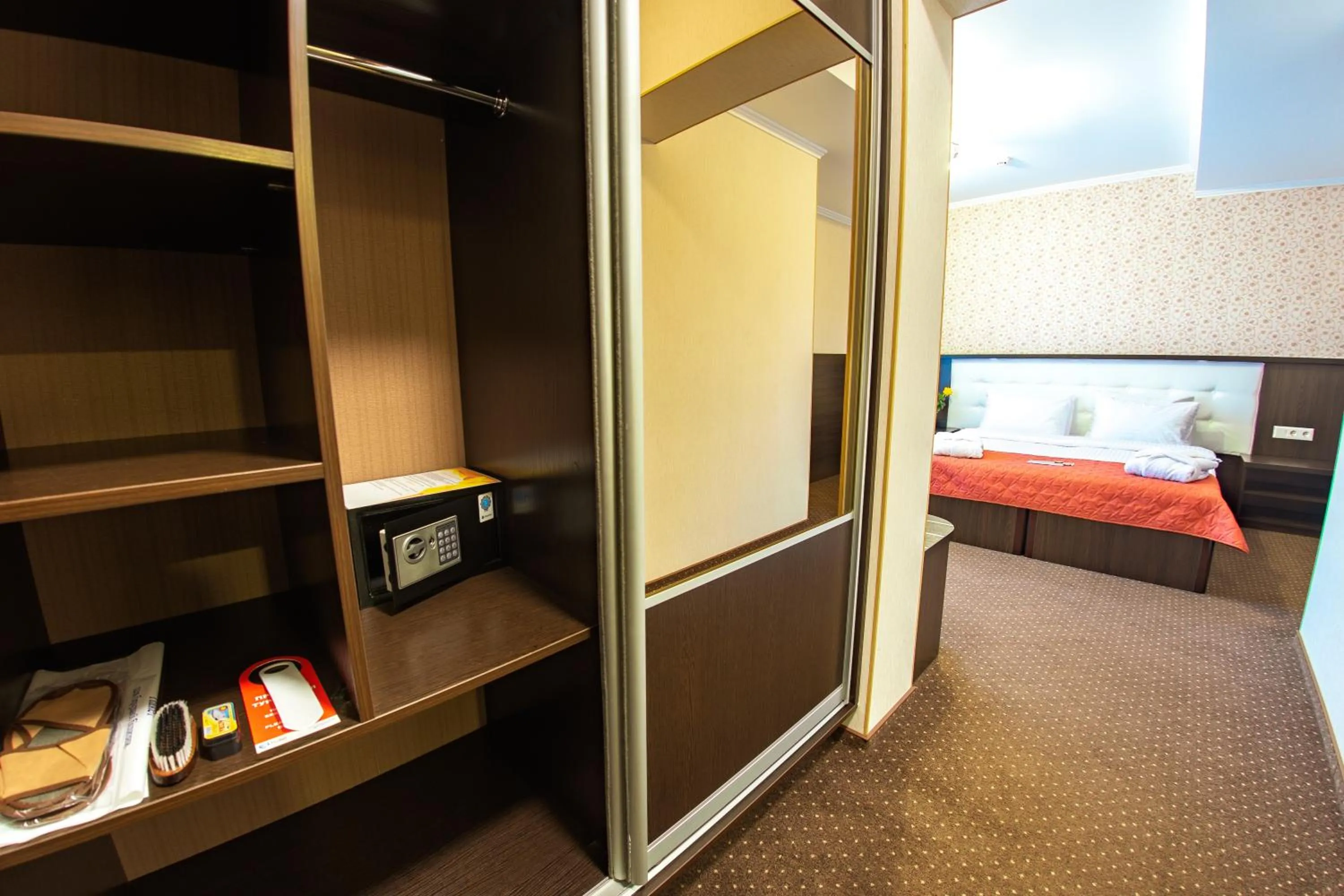 Bed in Kiev 365 Park Hotel