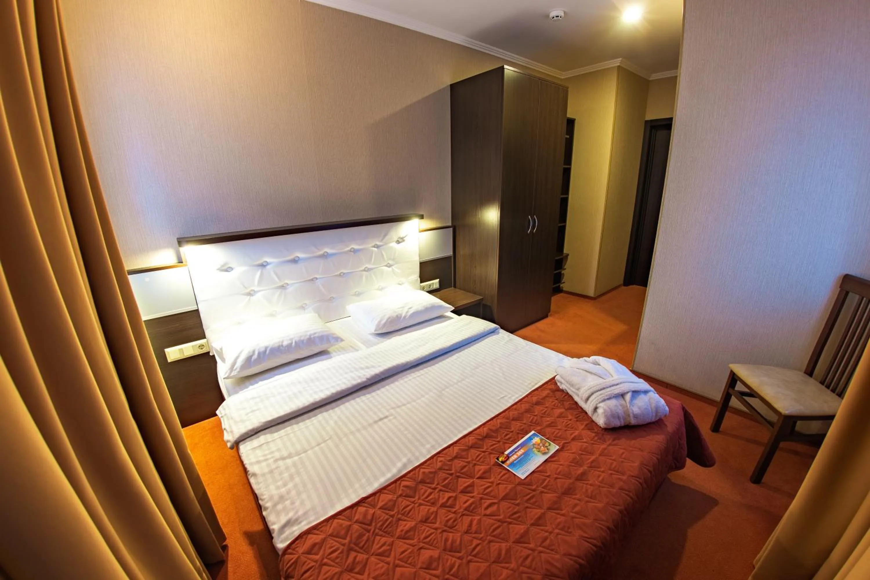 Bed in Kiev 365 Park Hotel