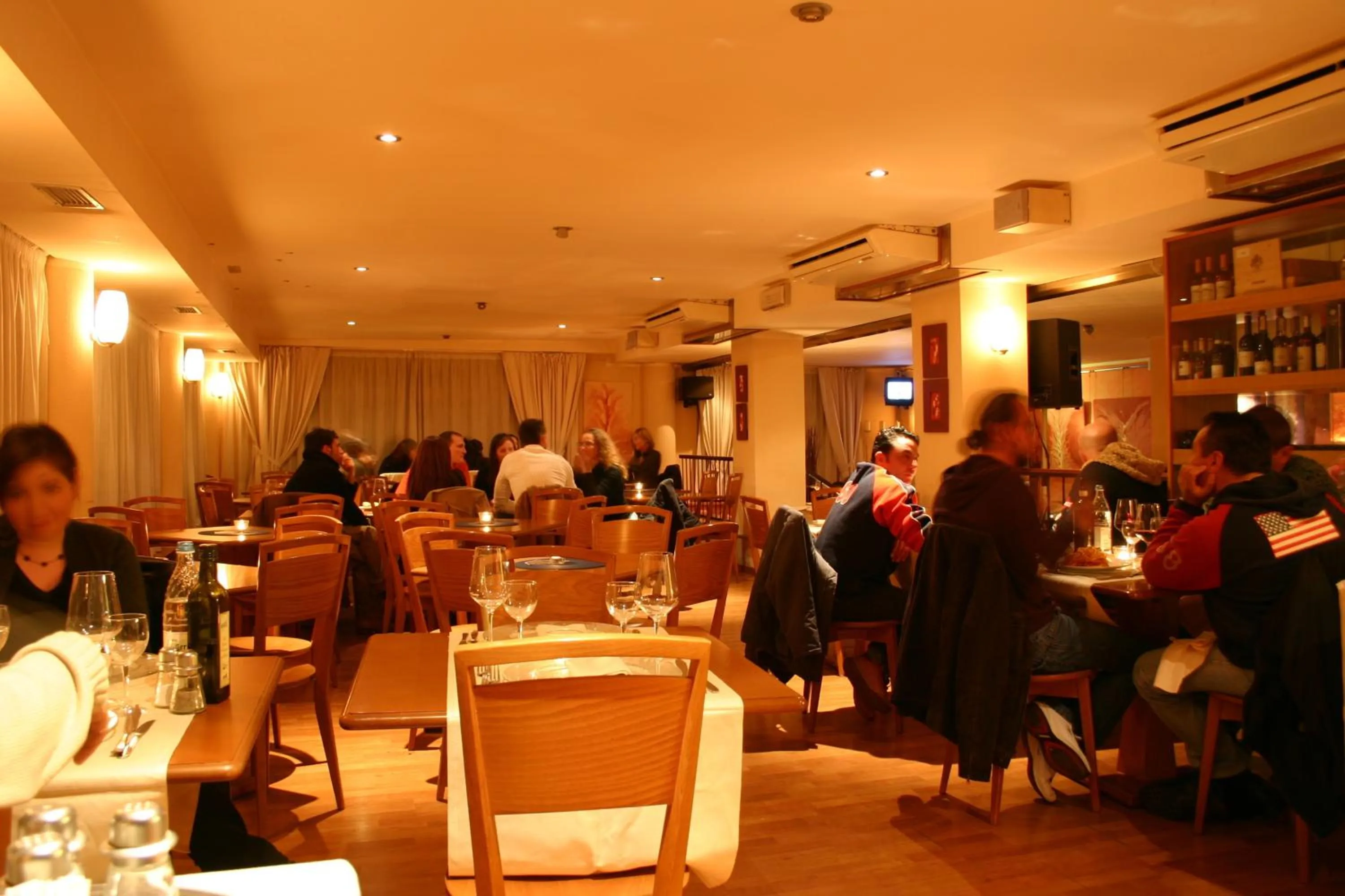 Restaurant/places to eat in Hotel Aurora