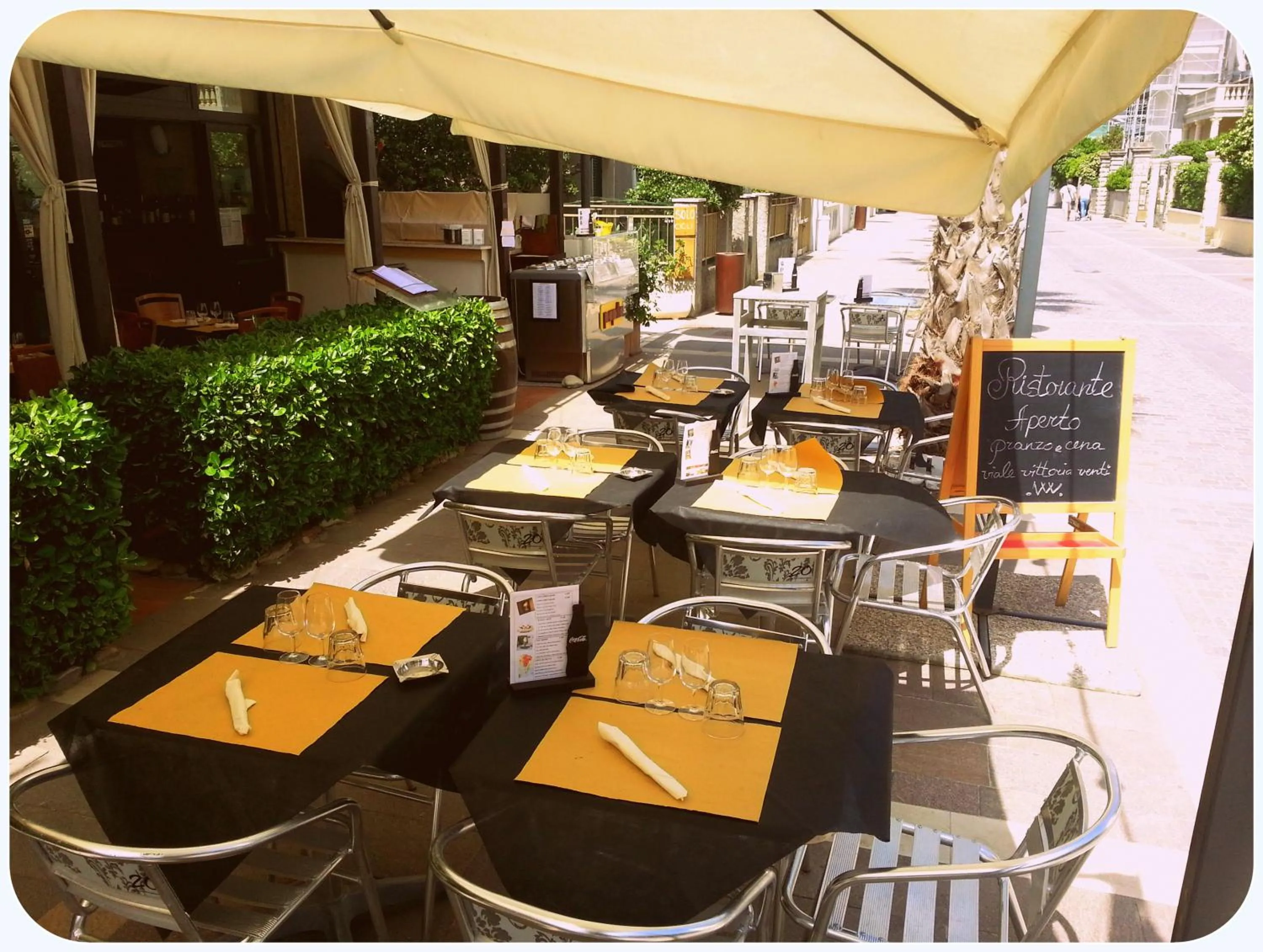 Restaurant/places to eat in Hotel Aurora