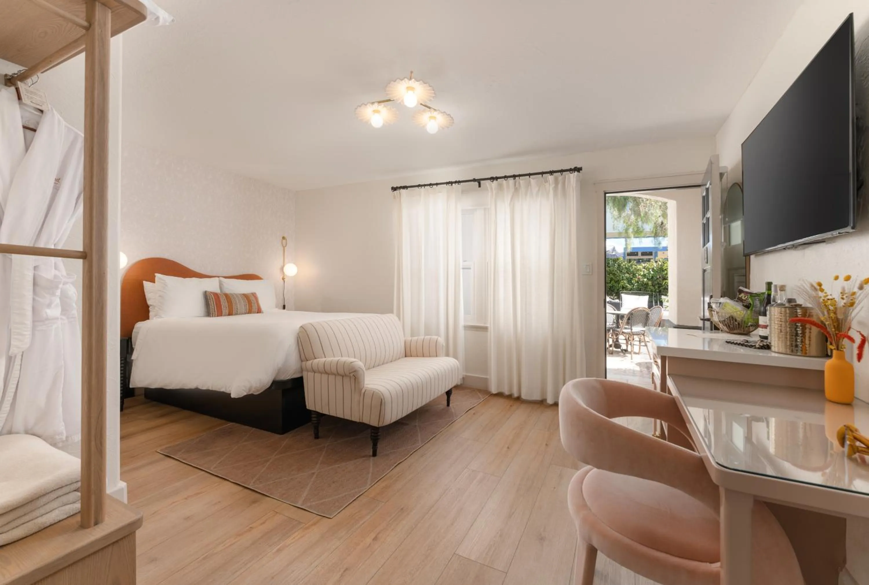 Bedroom, Bed in Petit Soleil - Bed, Breakfast and Bar