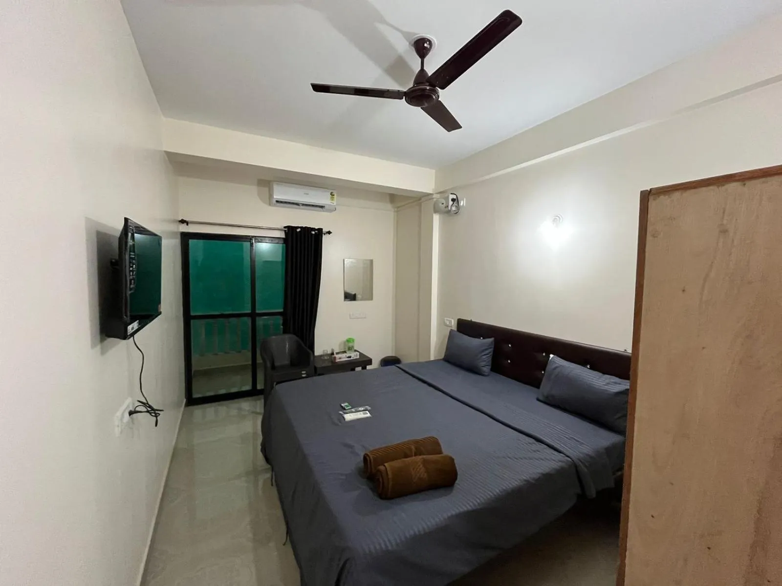 Bed in Hotel Saffron Baga