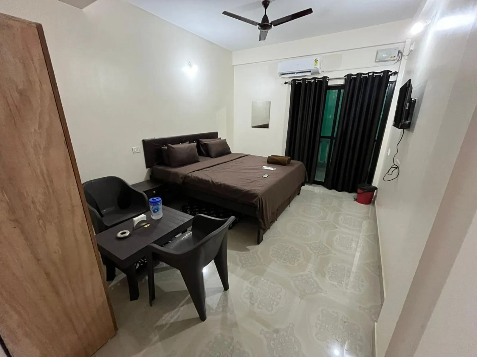 Bed in Hotel Saffron Baga