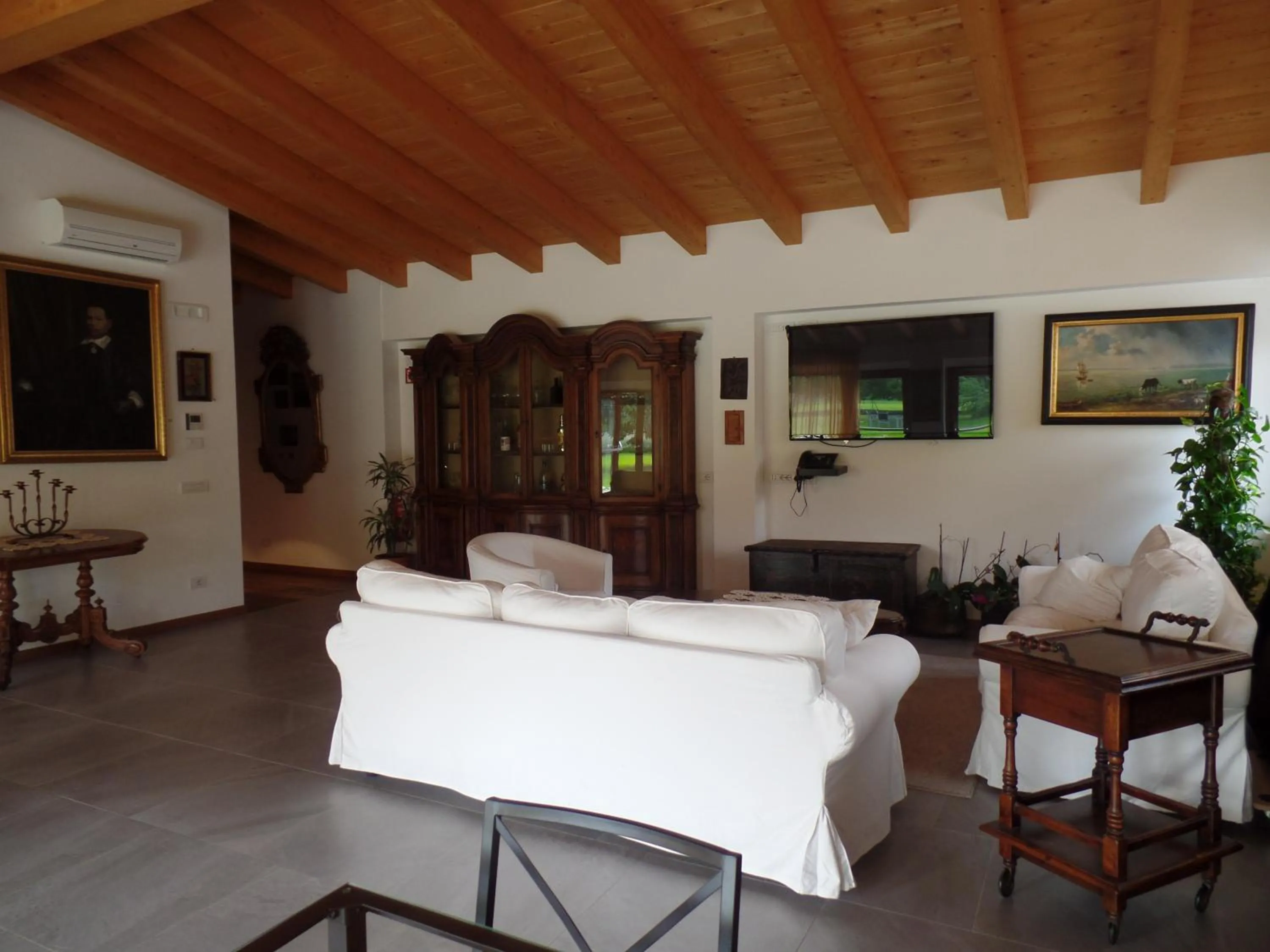 Communal lounge/ TV room in Agriturismo il Vagabondo