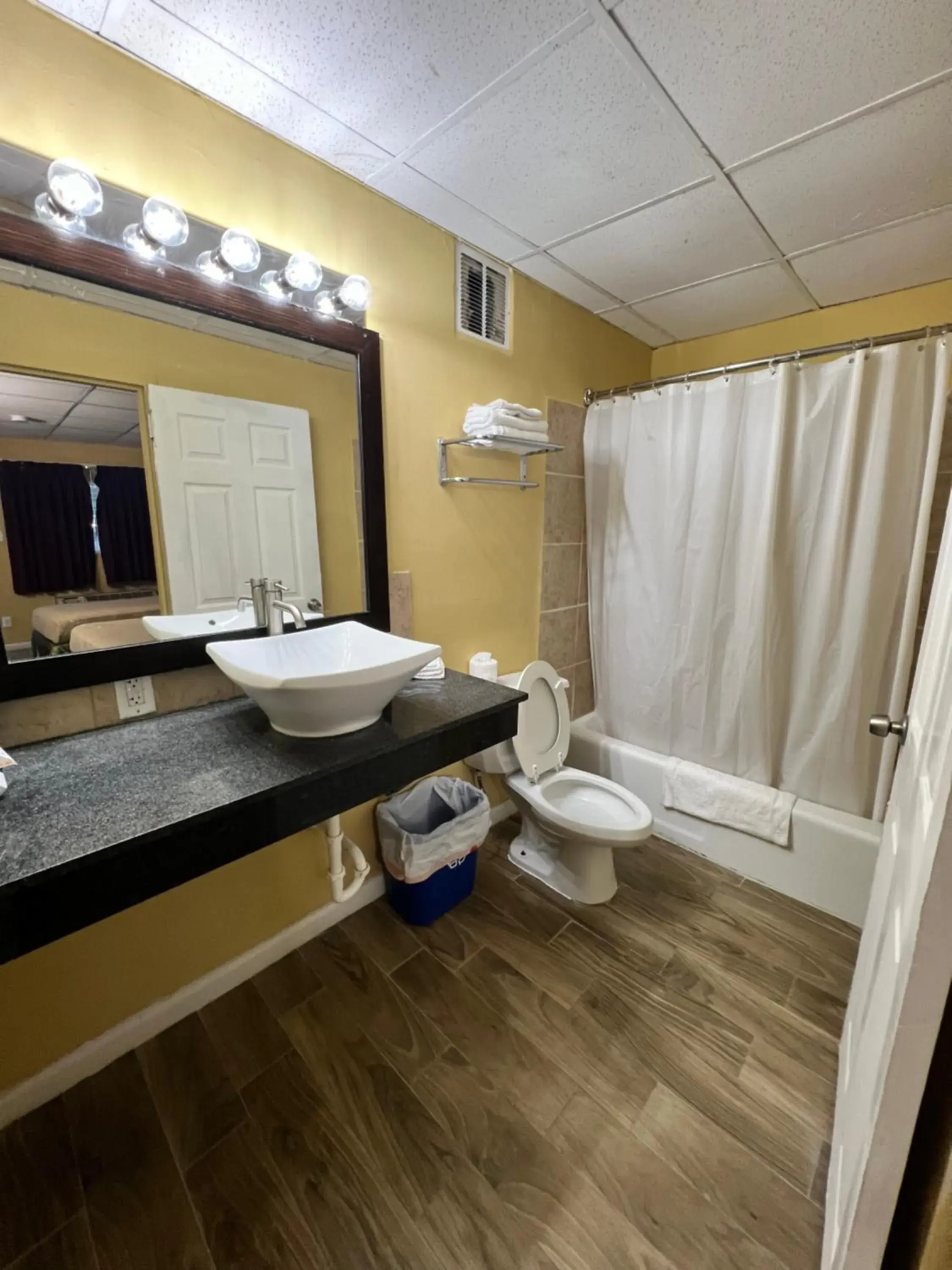 Bathroom in Econolodge Bathroom in Econolodge