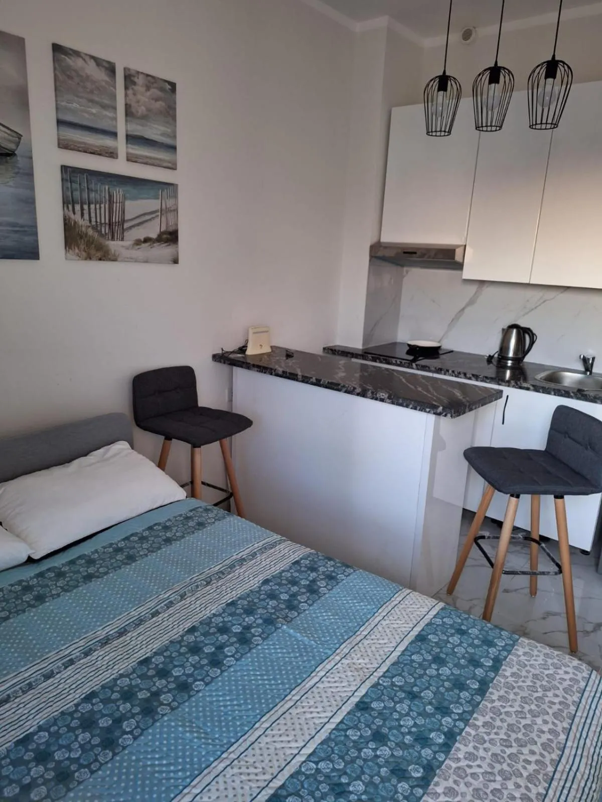 Bed in Solo beach front studio or for couple