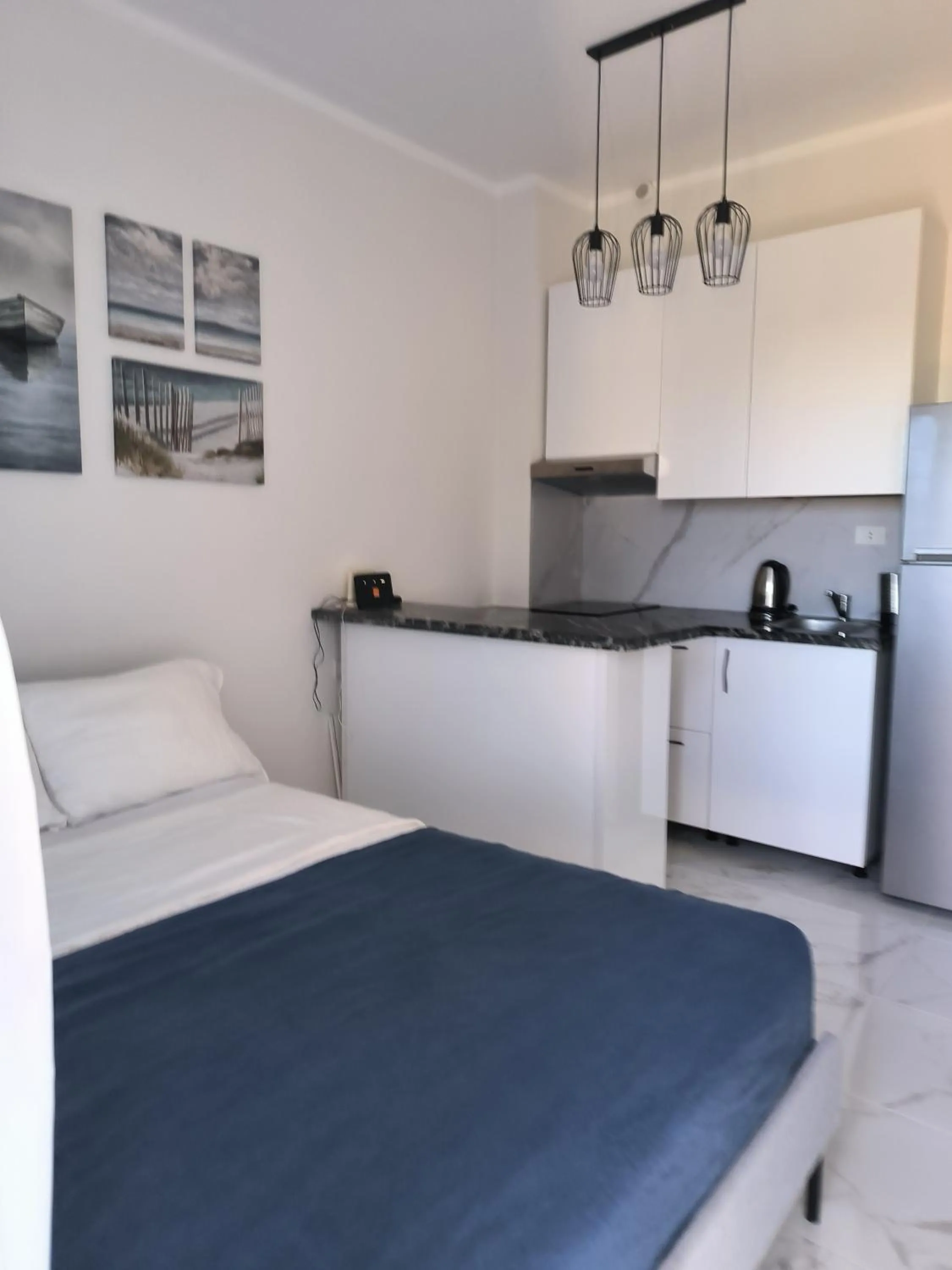 Kitchen or kitchenette, Bed in Solo beach front studio or for couple