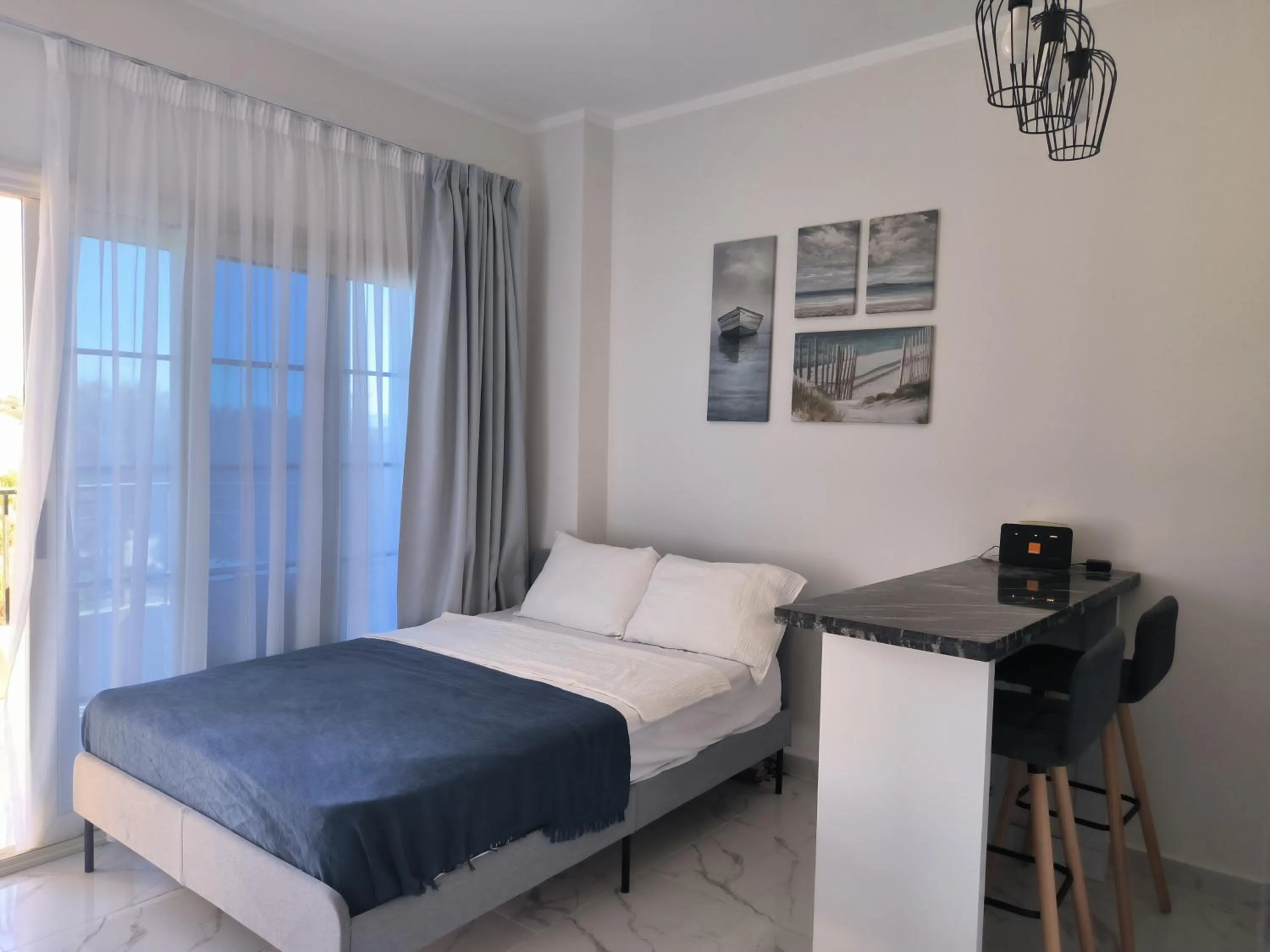 Bed in Solo beach front studio or for couple