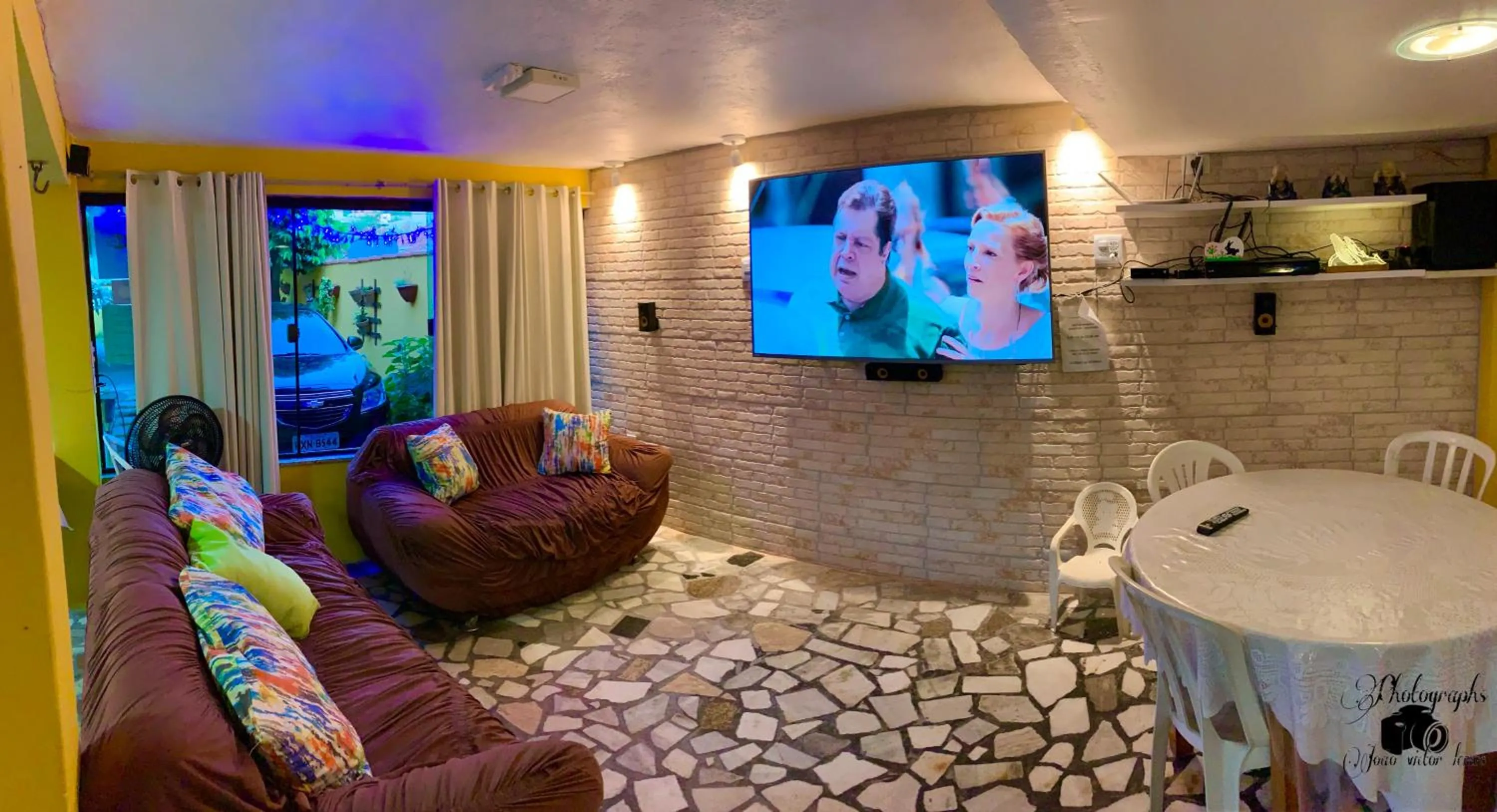 Communal lounge/ TV room in Pousada Toca dos Coelhos