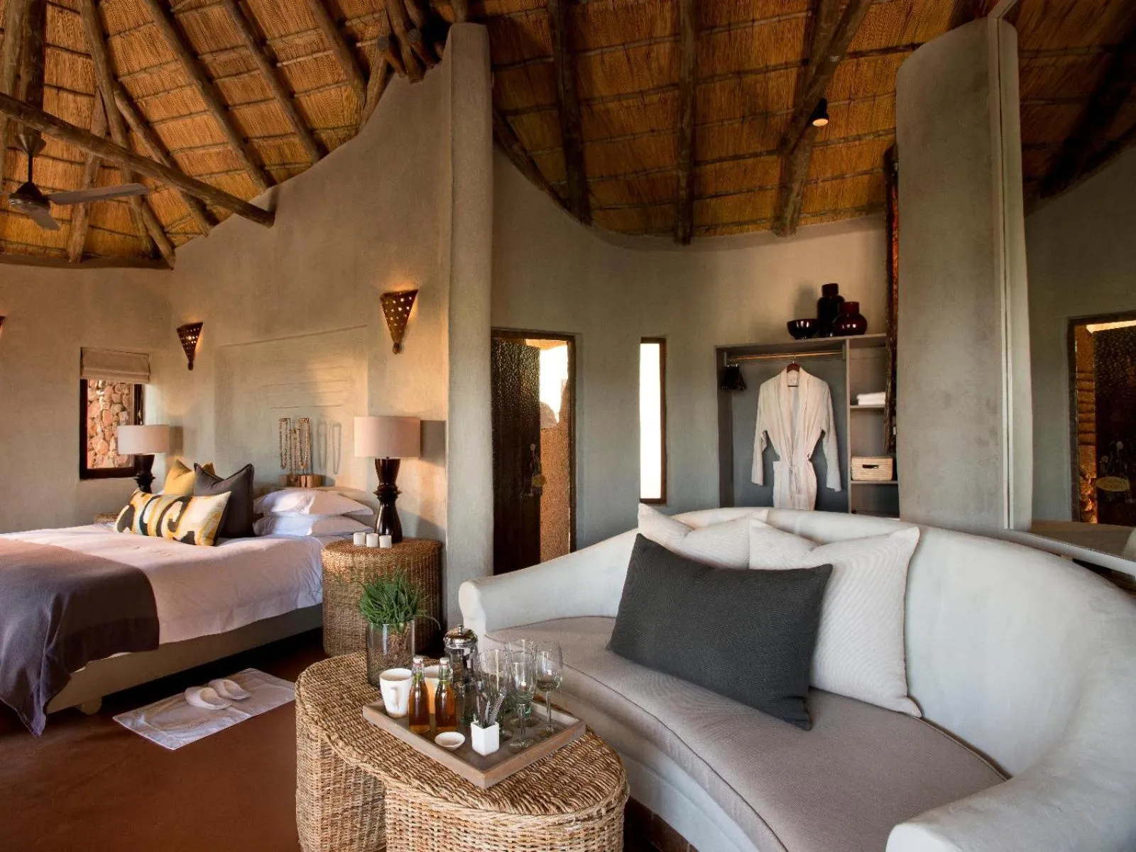 Living room, Bed in Madikwe Safari Lodge