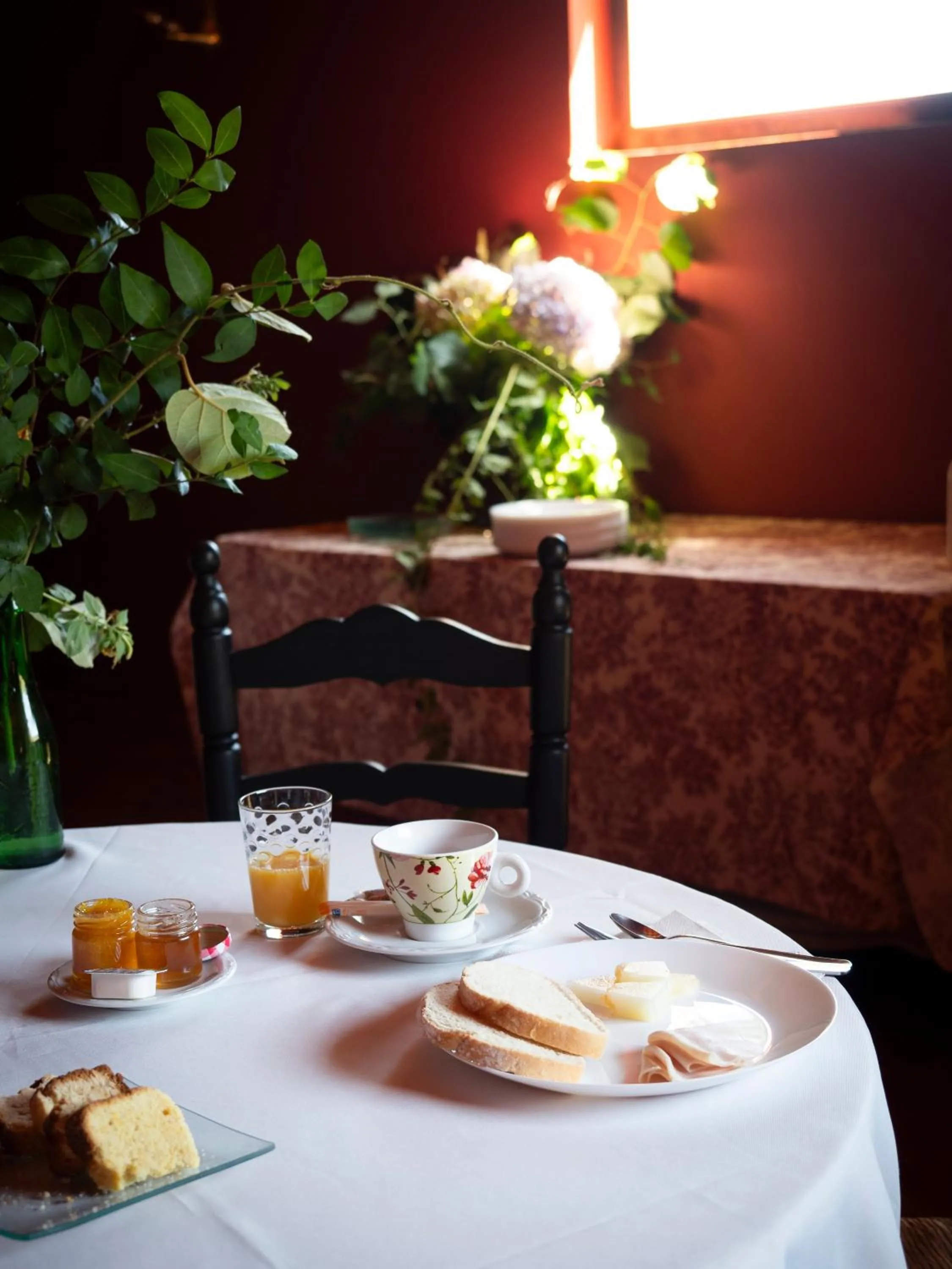Breakfast in Hotel rural El Jardin del Conde