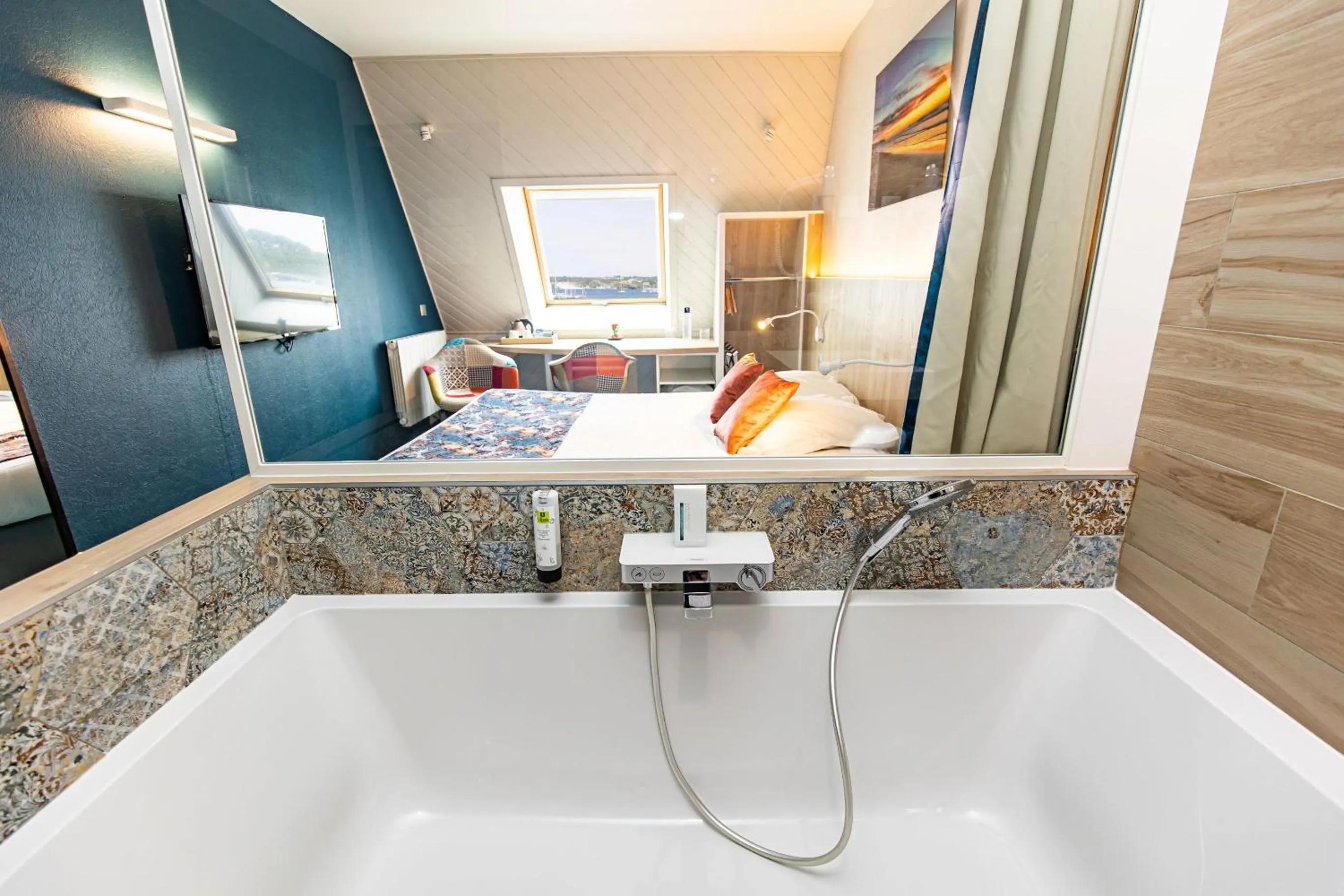 Bathroom, Bed in Logis Hôtel de France - Face à la Mer