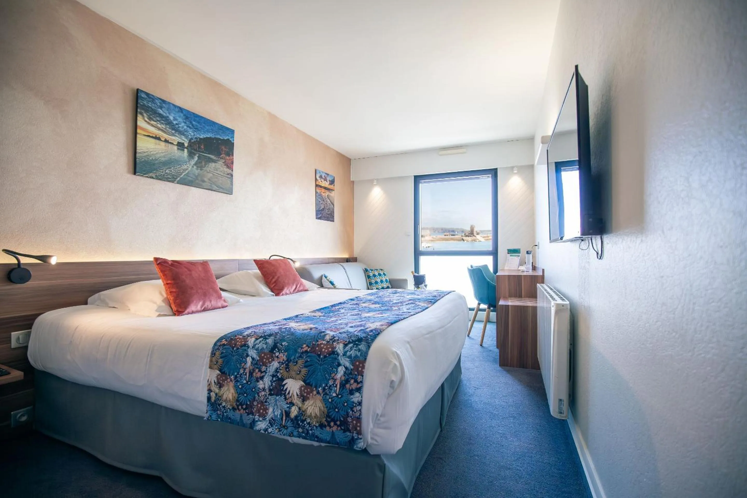 Bed in Logis Hôtel de France - Face à la Mer