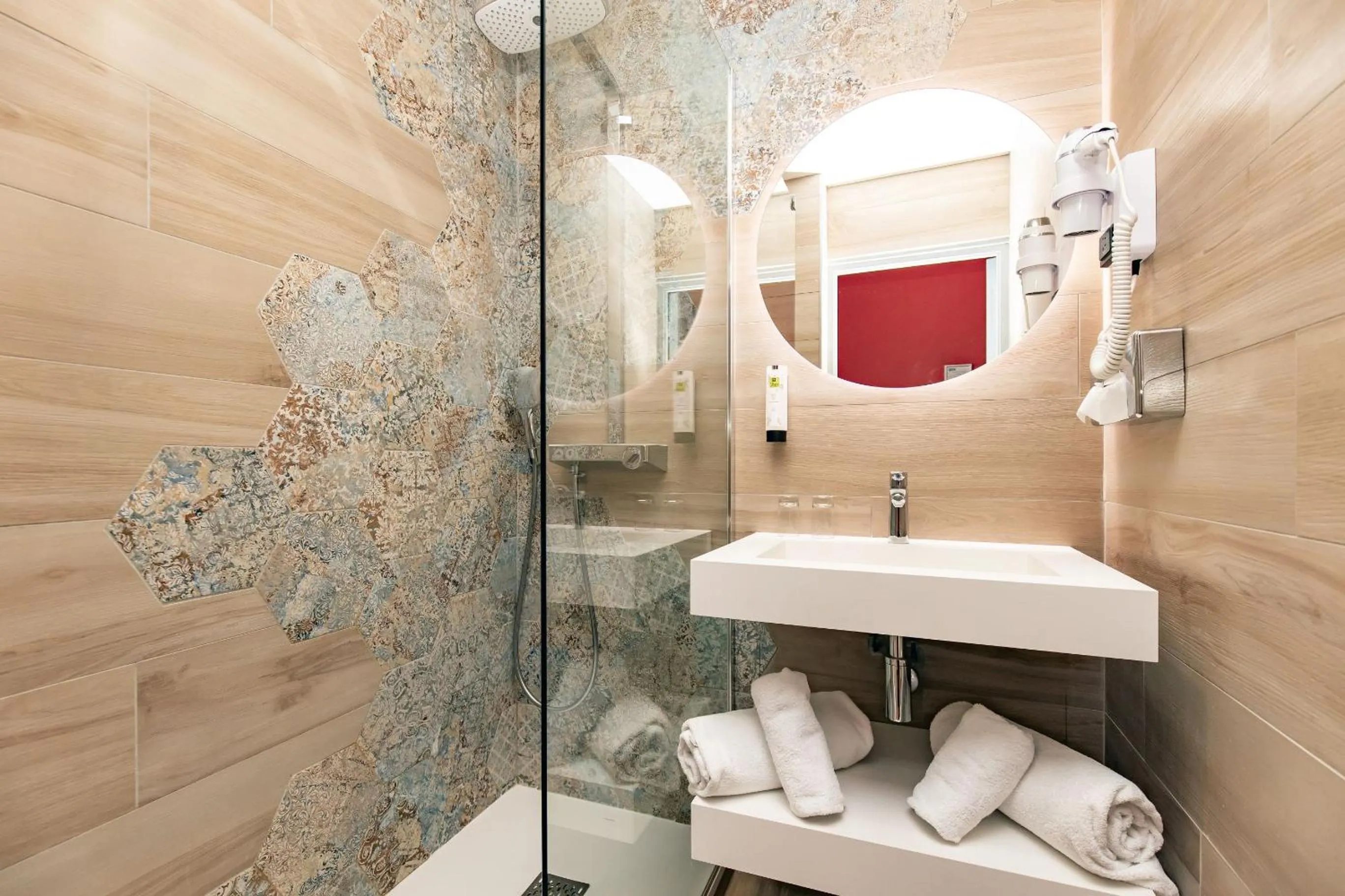 Shower in Logis Hôtel de France - Face à la Mer