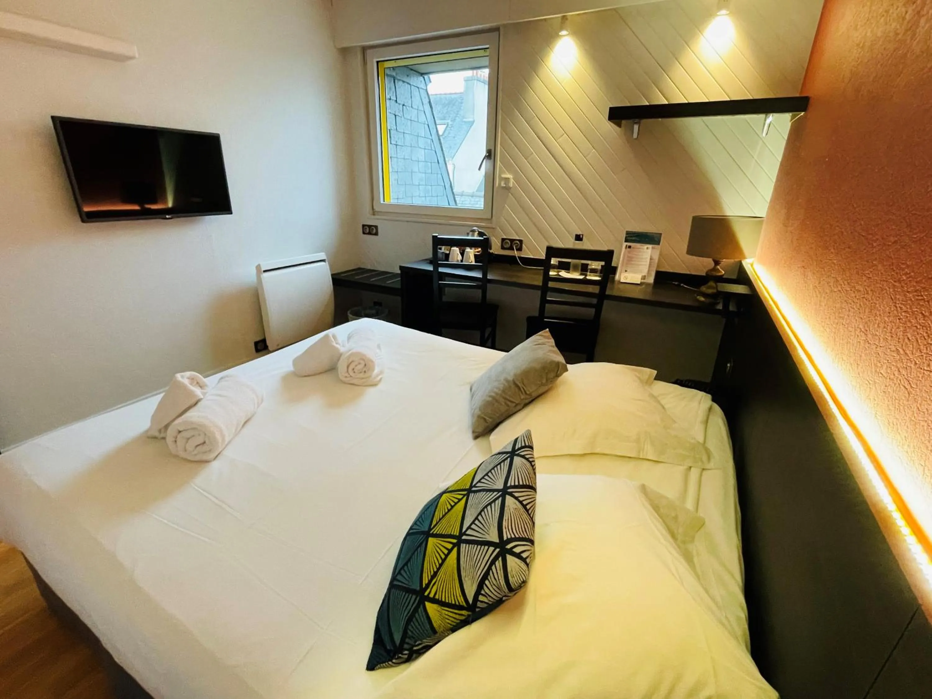 TV and multimedia, Bed in Logis Hôtel de France - Face à la Mer