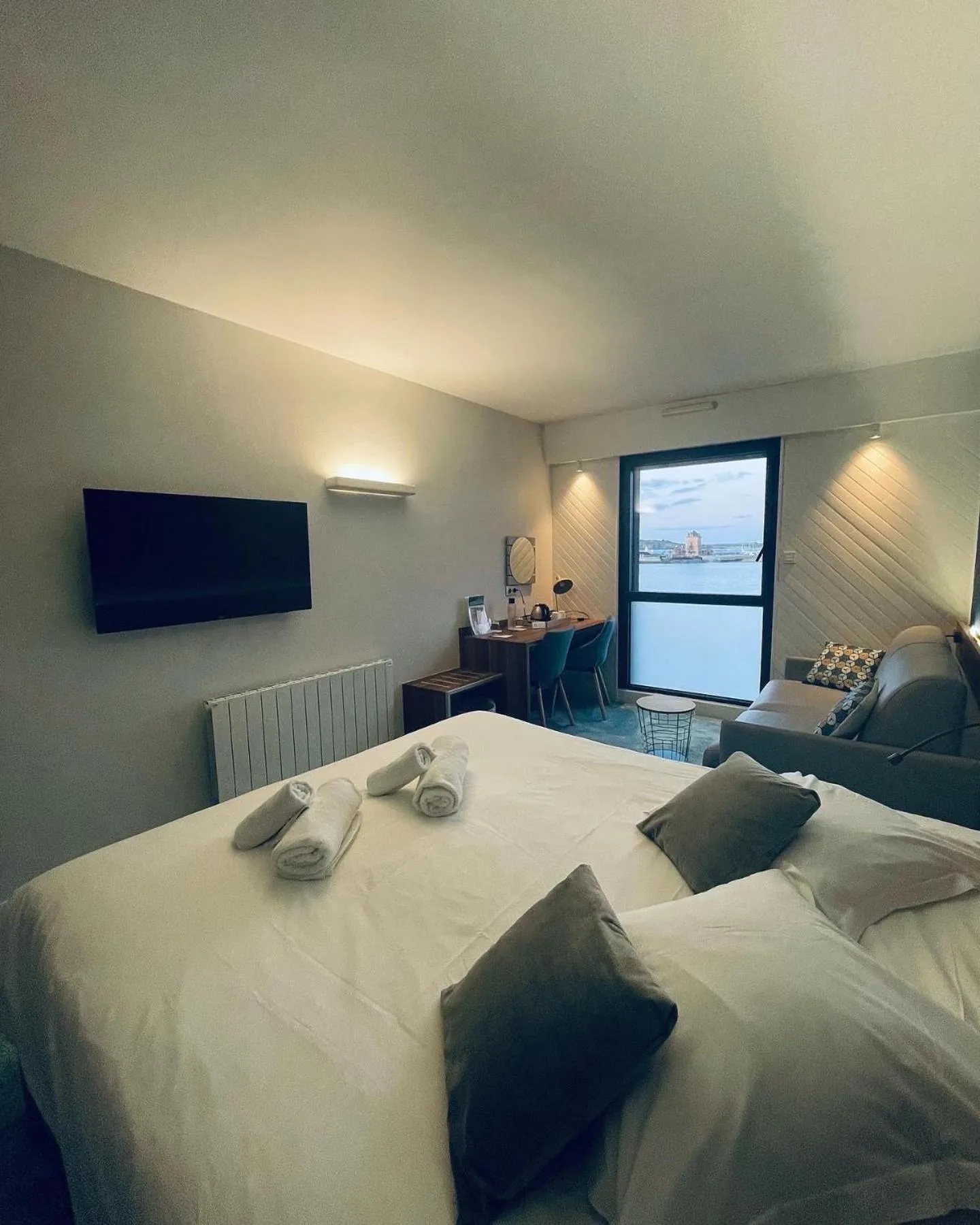 Bed in Logis Hôtel de France - Face à la Mer