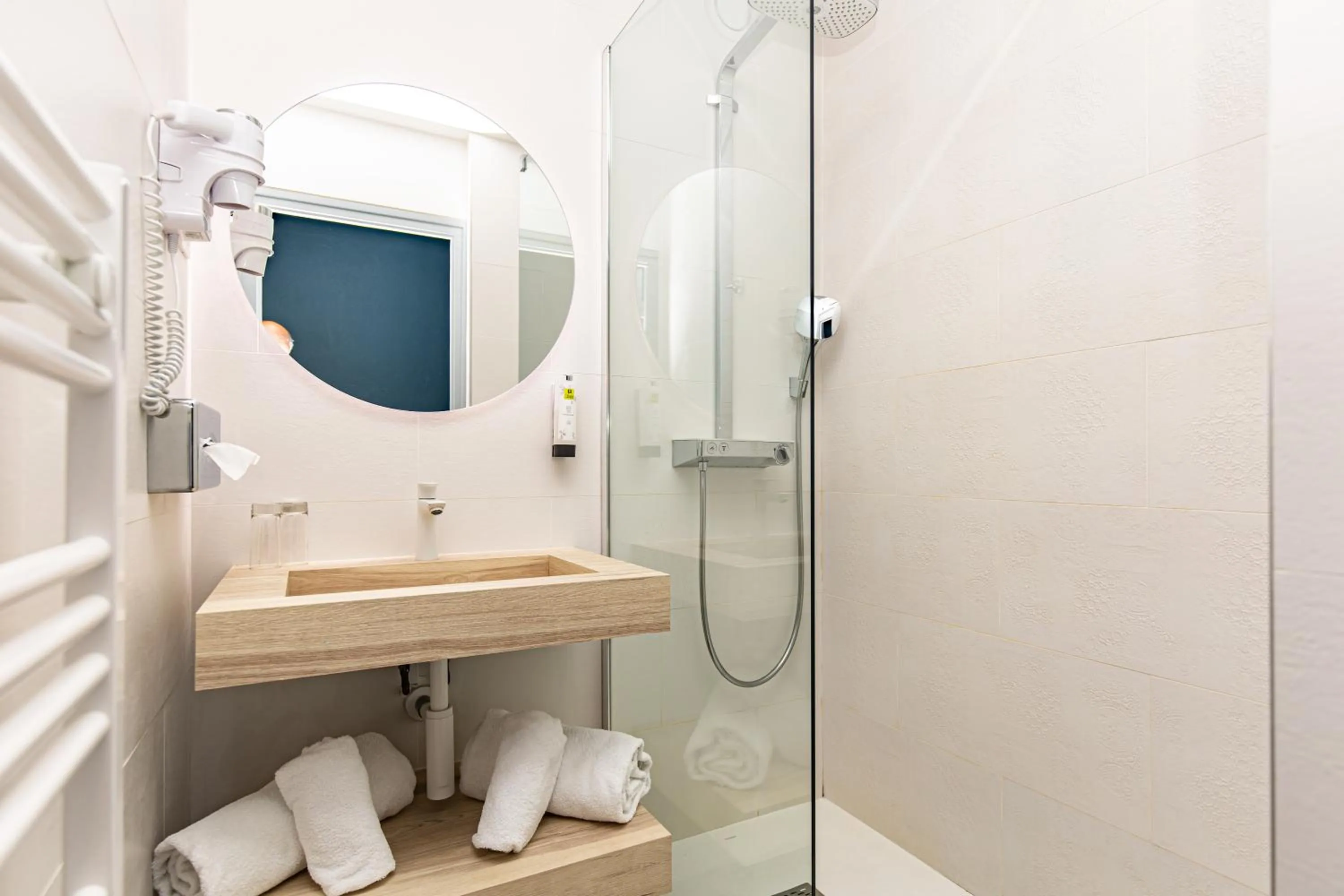 Bathroom in Logis Hôtel de France - Face à la Mer