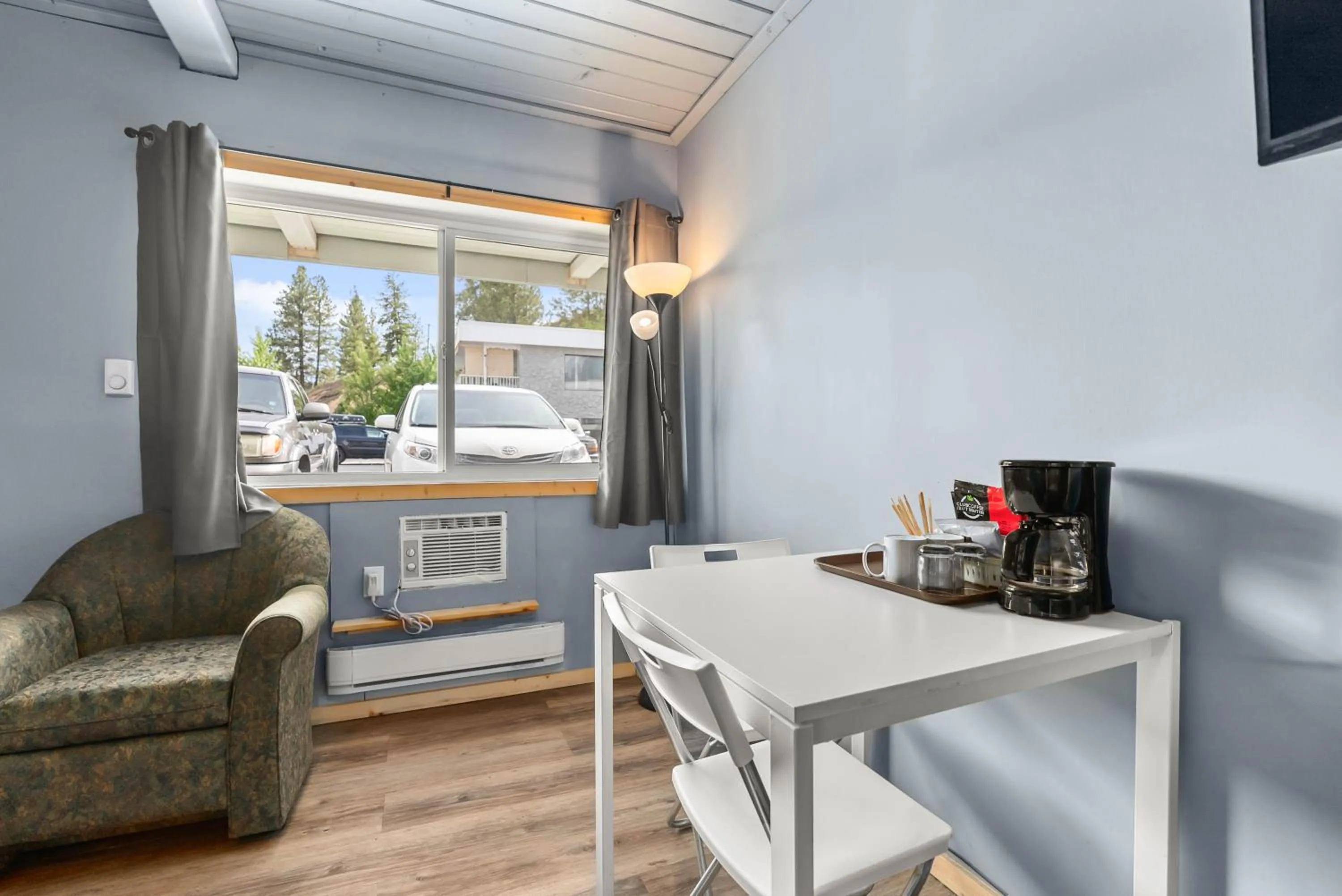 Bedroom in The Villager Inn Princeton Motel