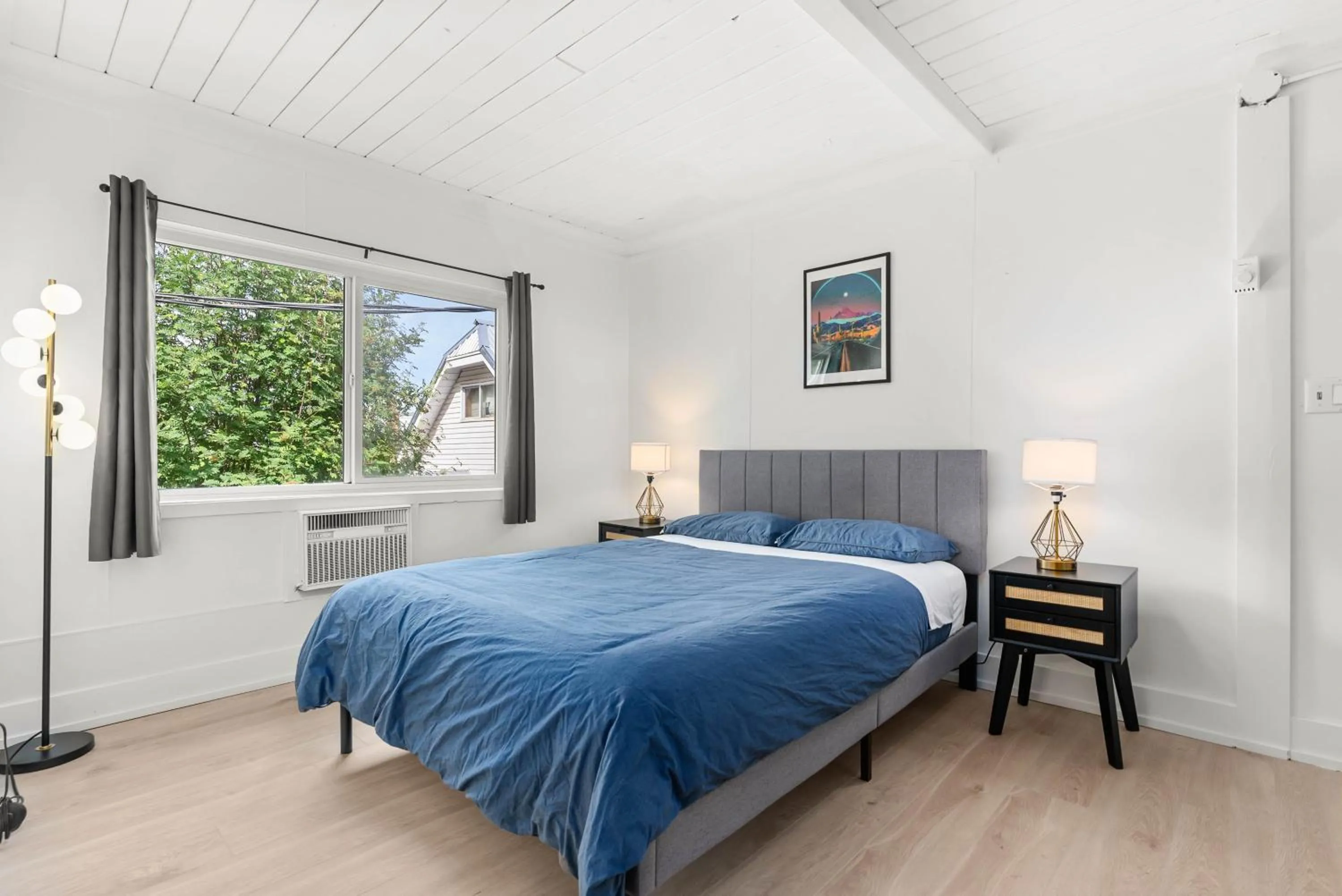 Bedroom in The Villager Inn Princeton Motel