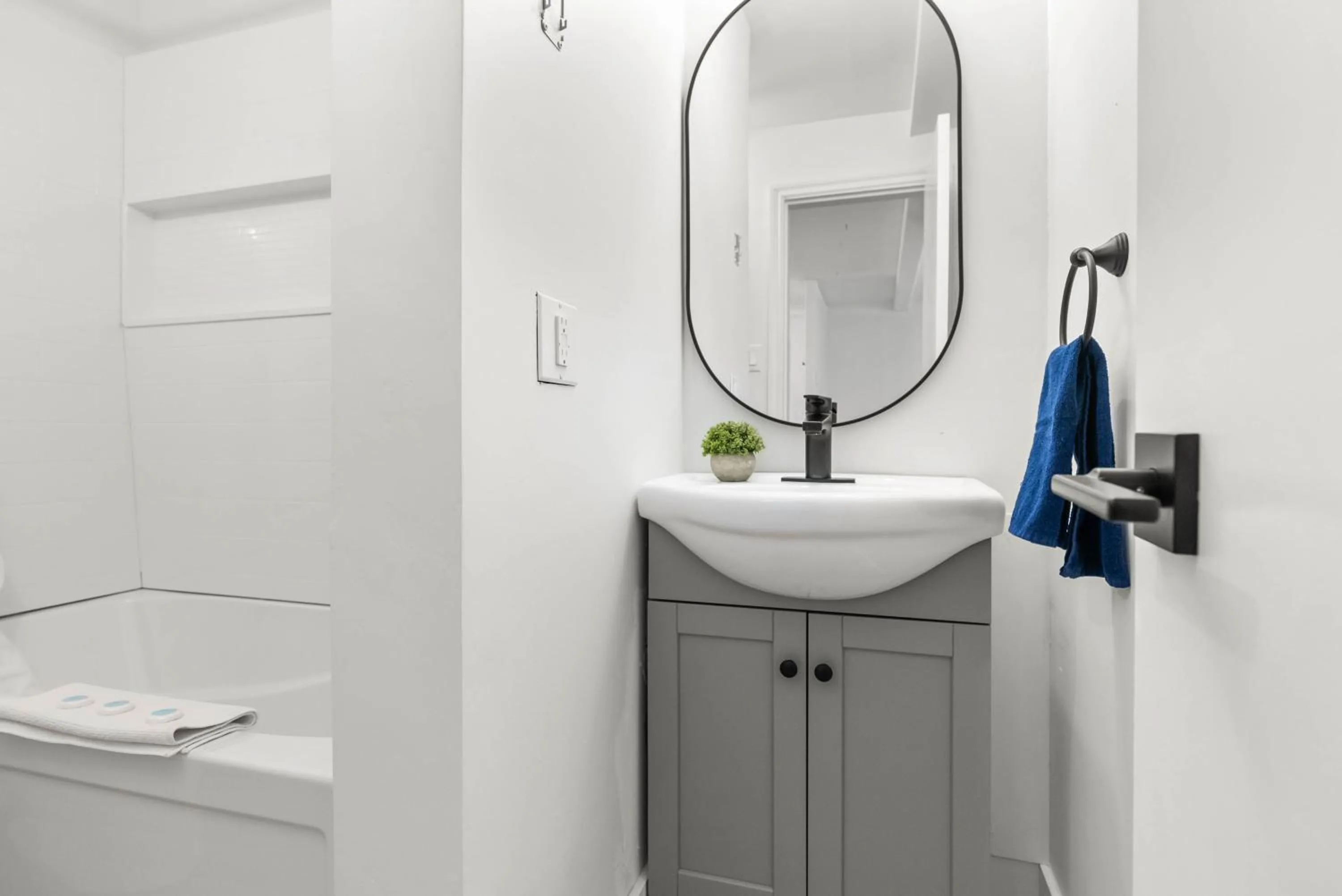 Bathroom in The Villager Inn Princeton Motel