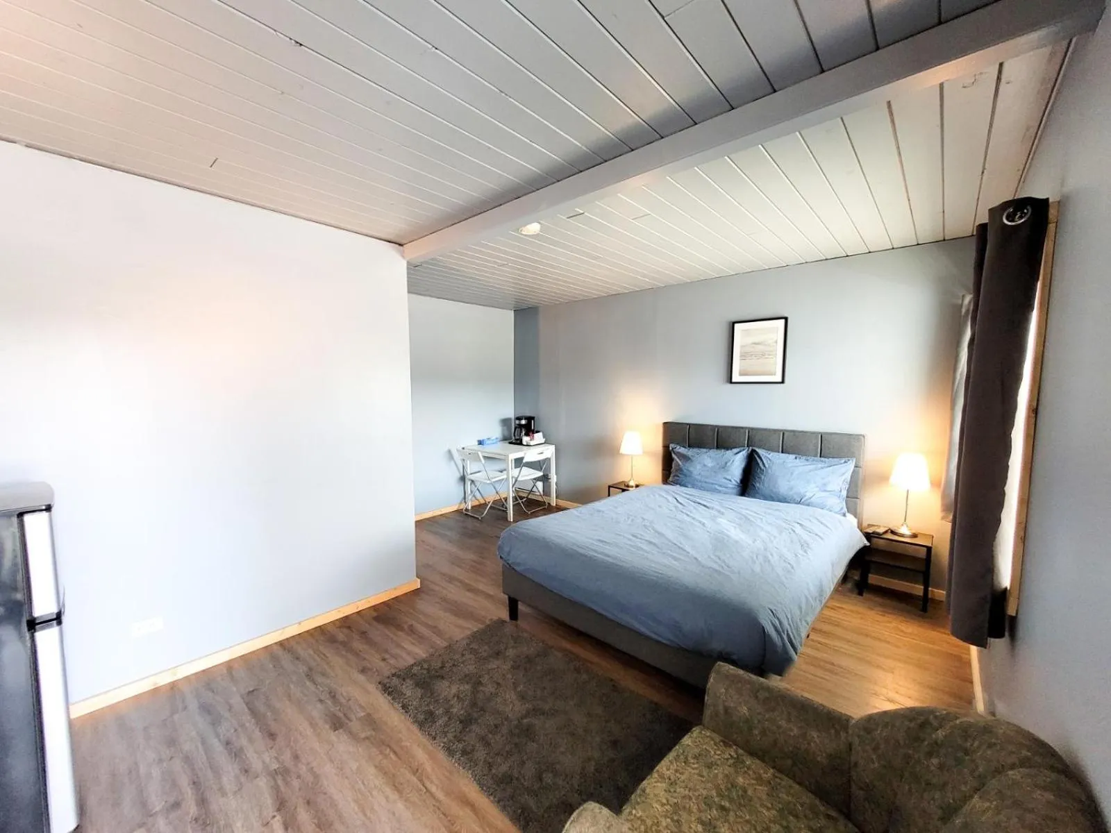 Bedroom in The Villager Inn Princeton Motel