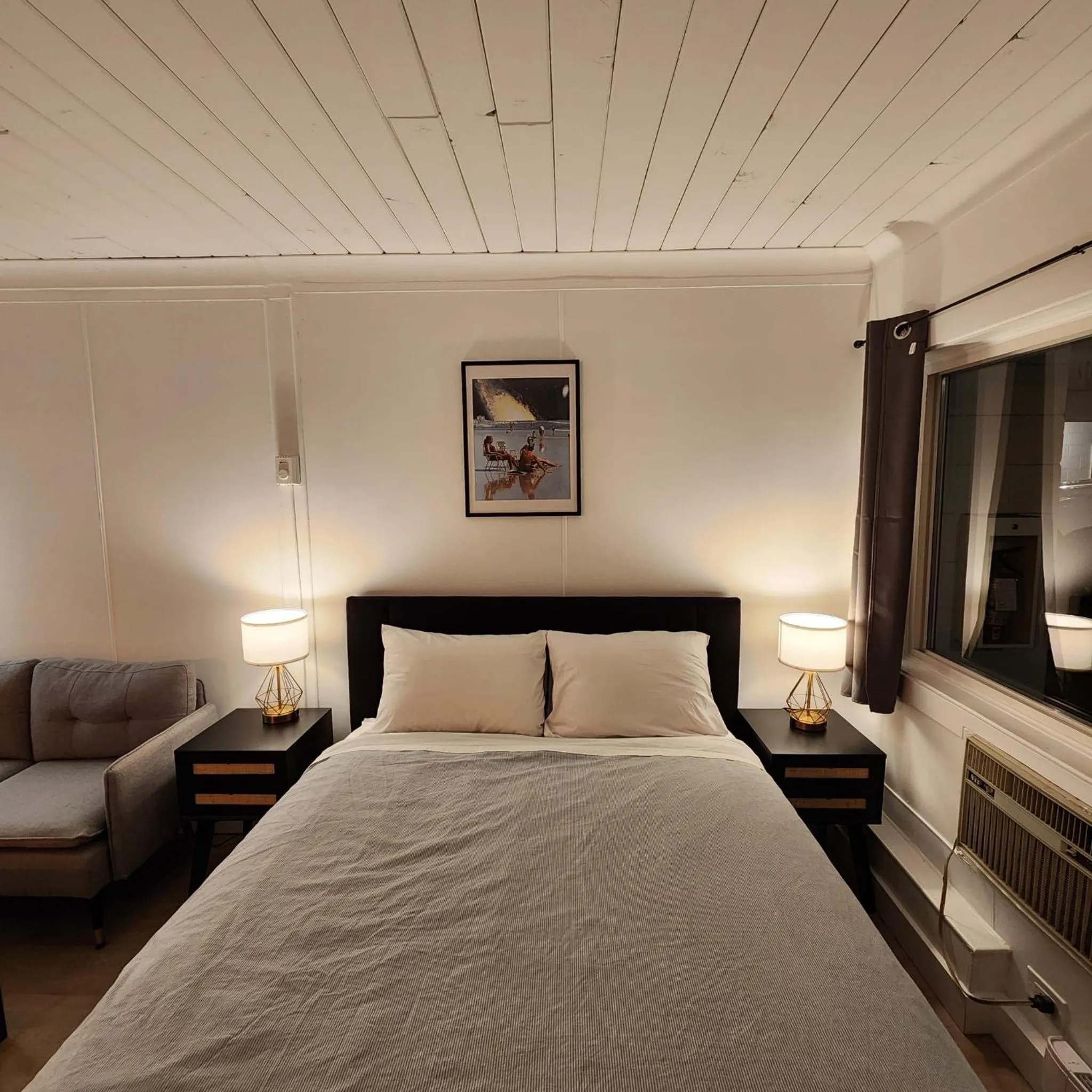 Bed in The Villager Inn Princeton Motel