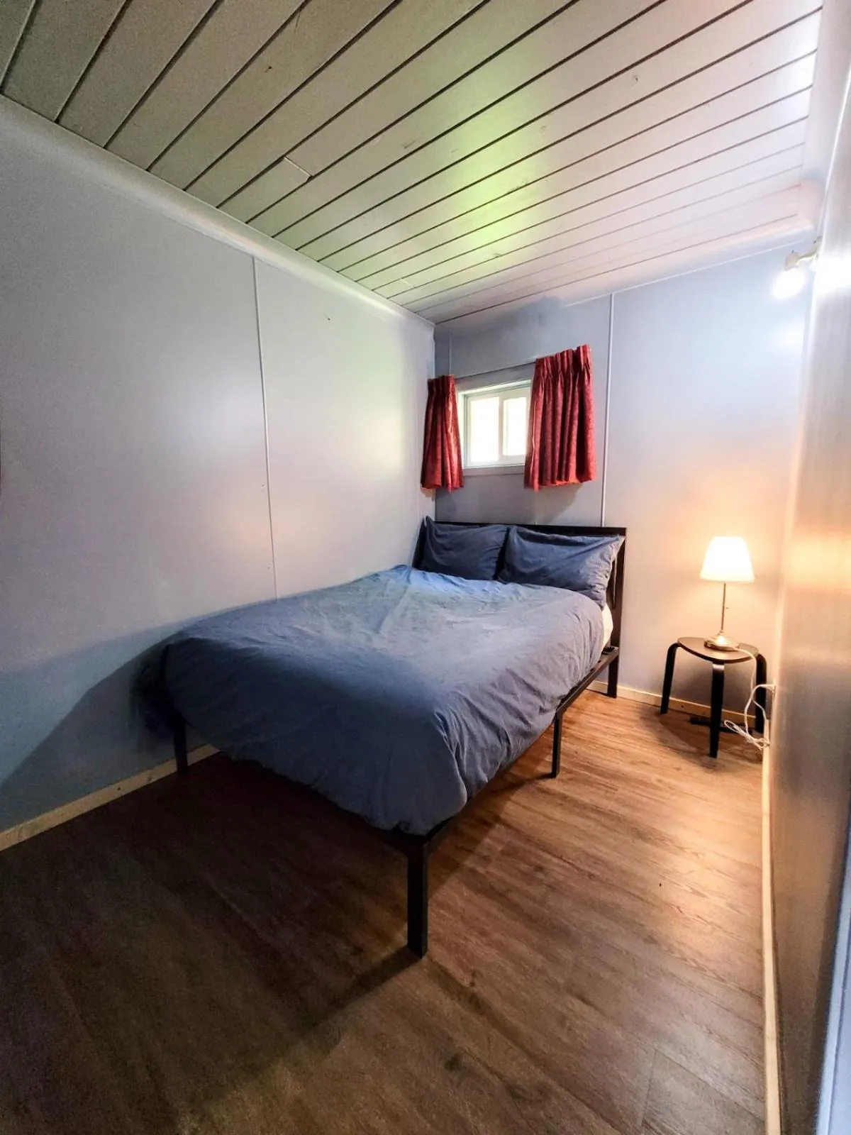 Bedroom in The Villager Inn Princeton Motel