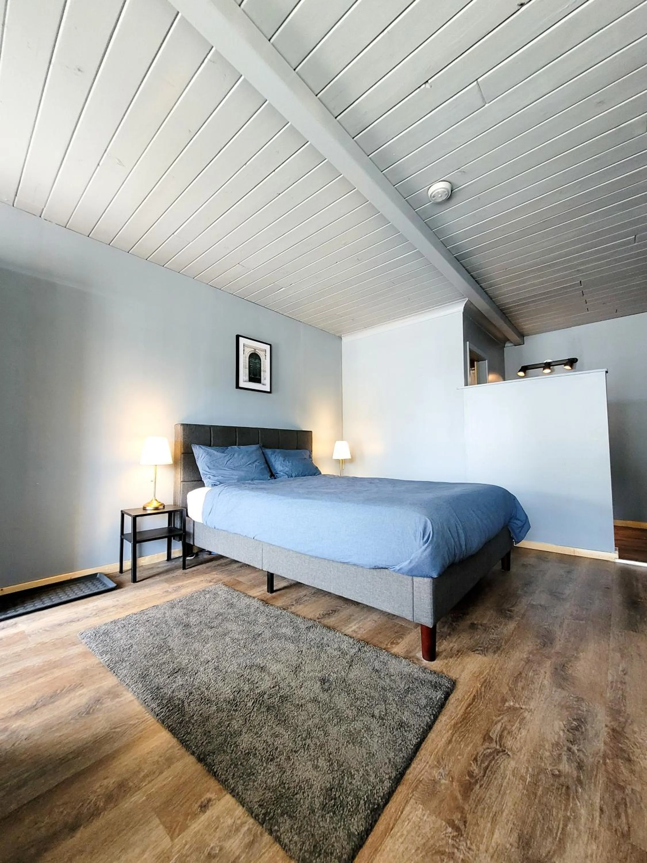 Bed in The Villager Inn Princeton Motel