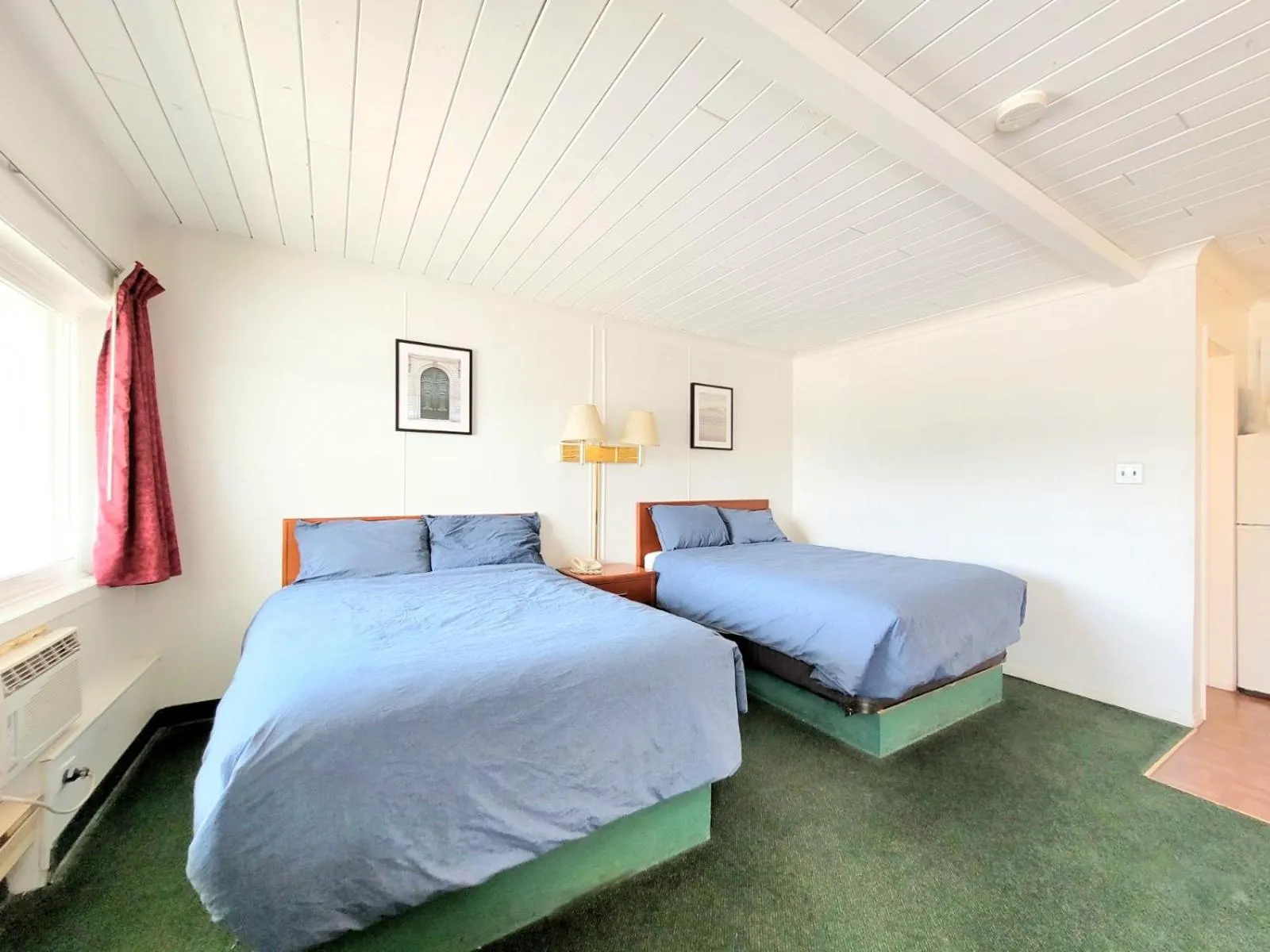 Bed in The Villager Inn Princeton Motel