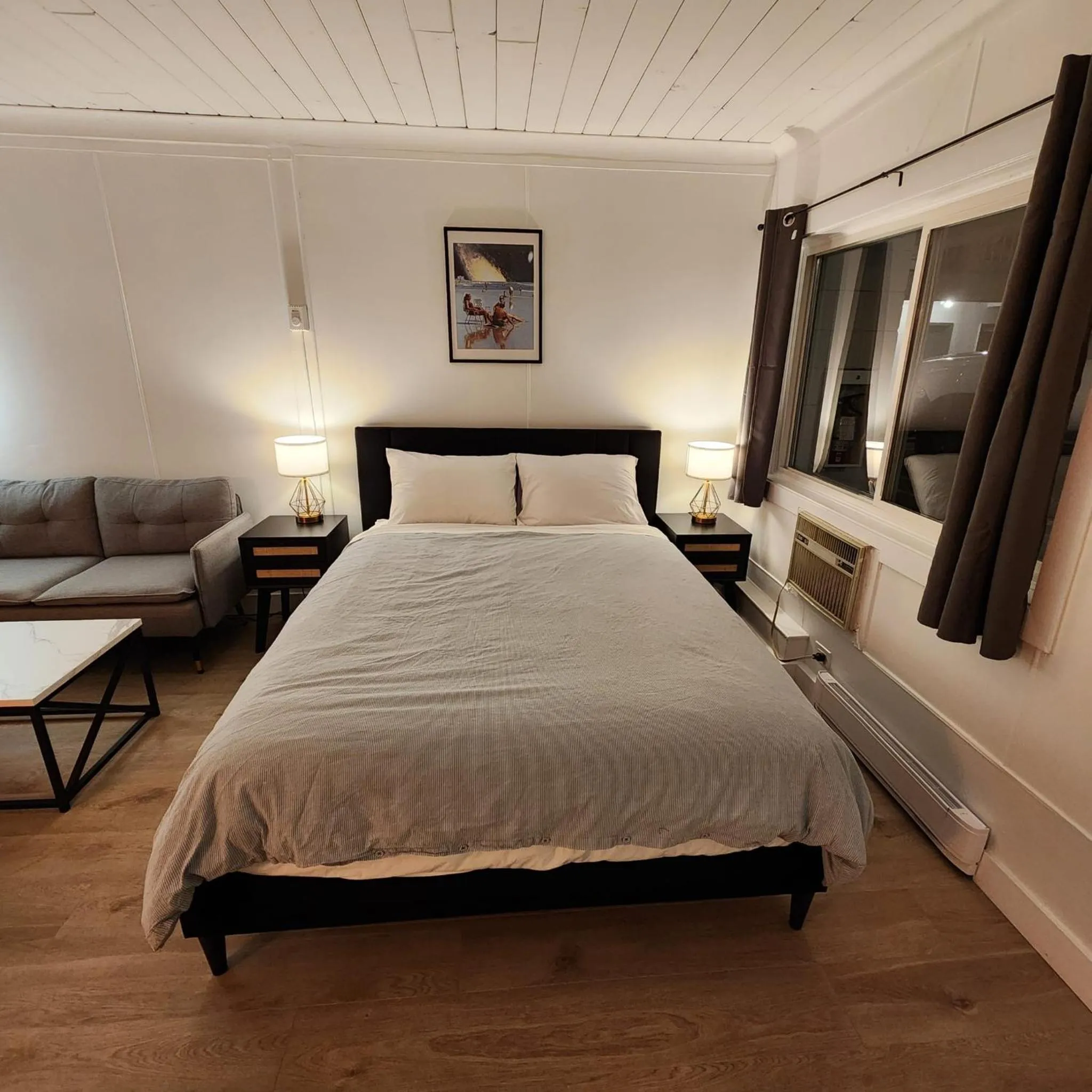 Bedroom in The Villager Inn Princeton Motel