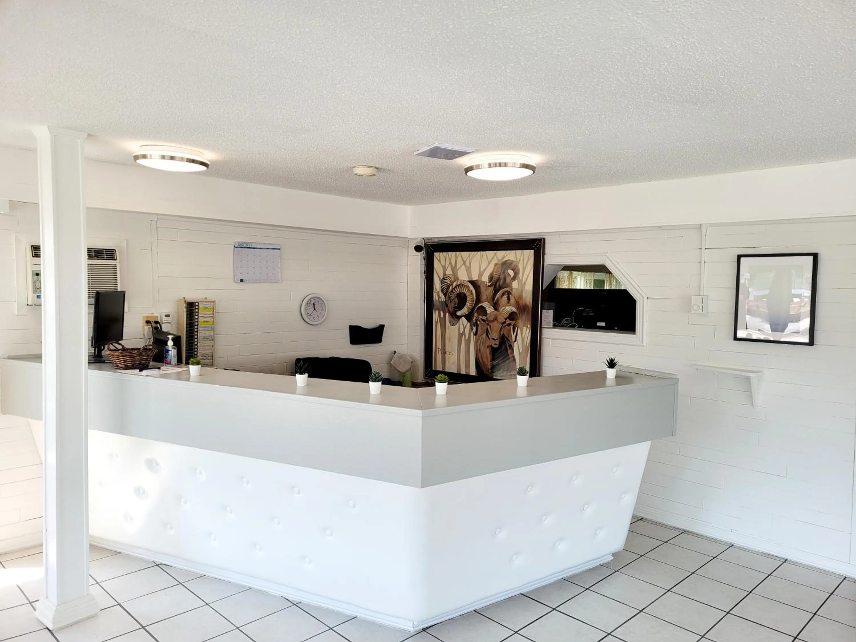 Lobby or reception in The Villager Inn Princeton Motel