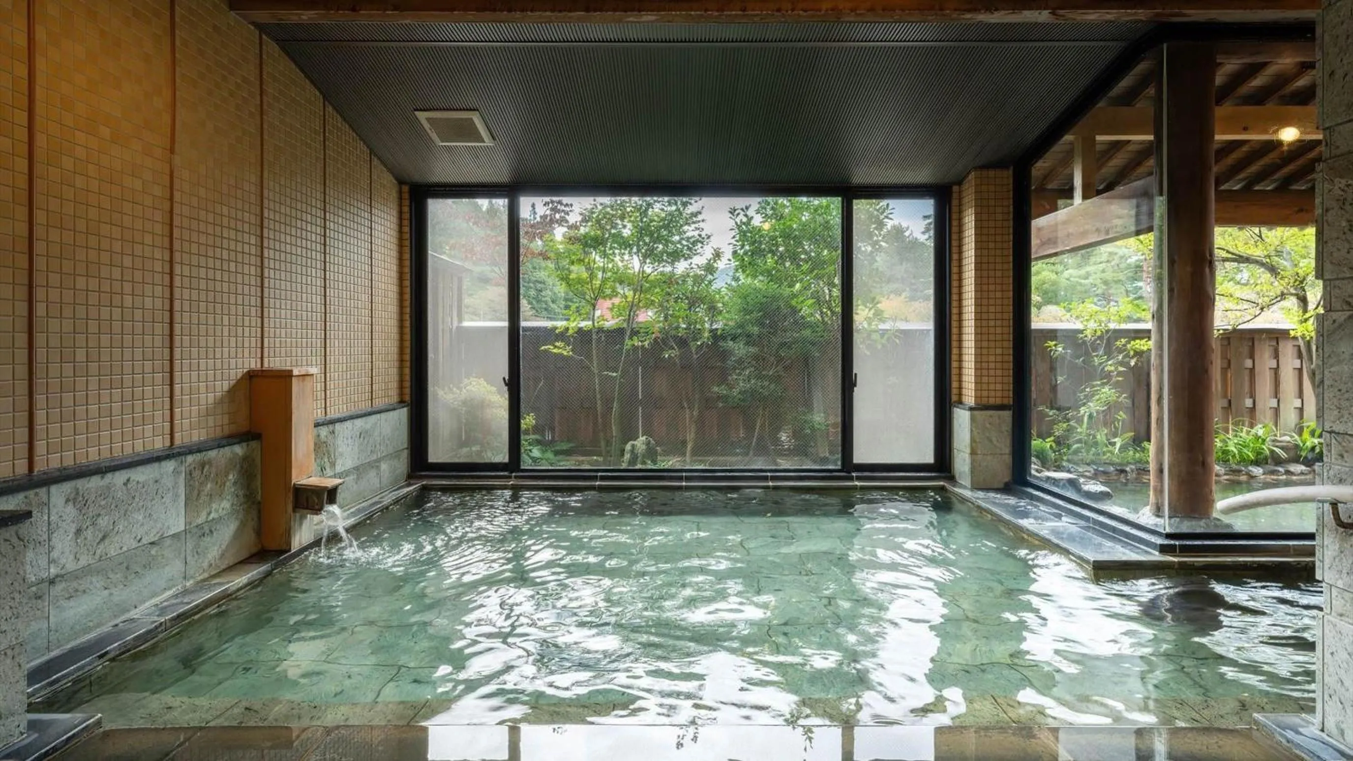 Hot Spring Bath in Kashintei Shirahama