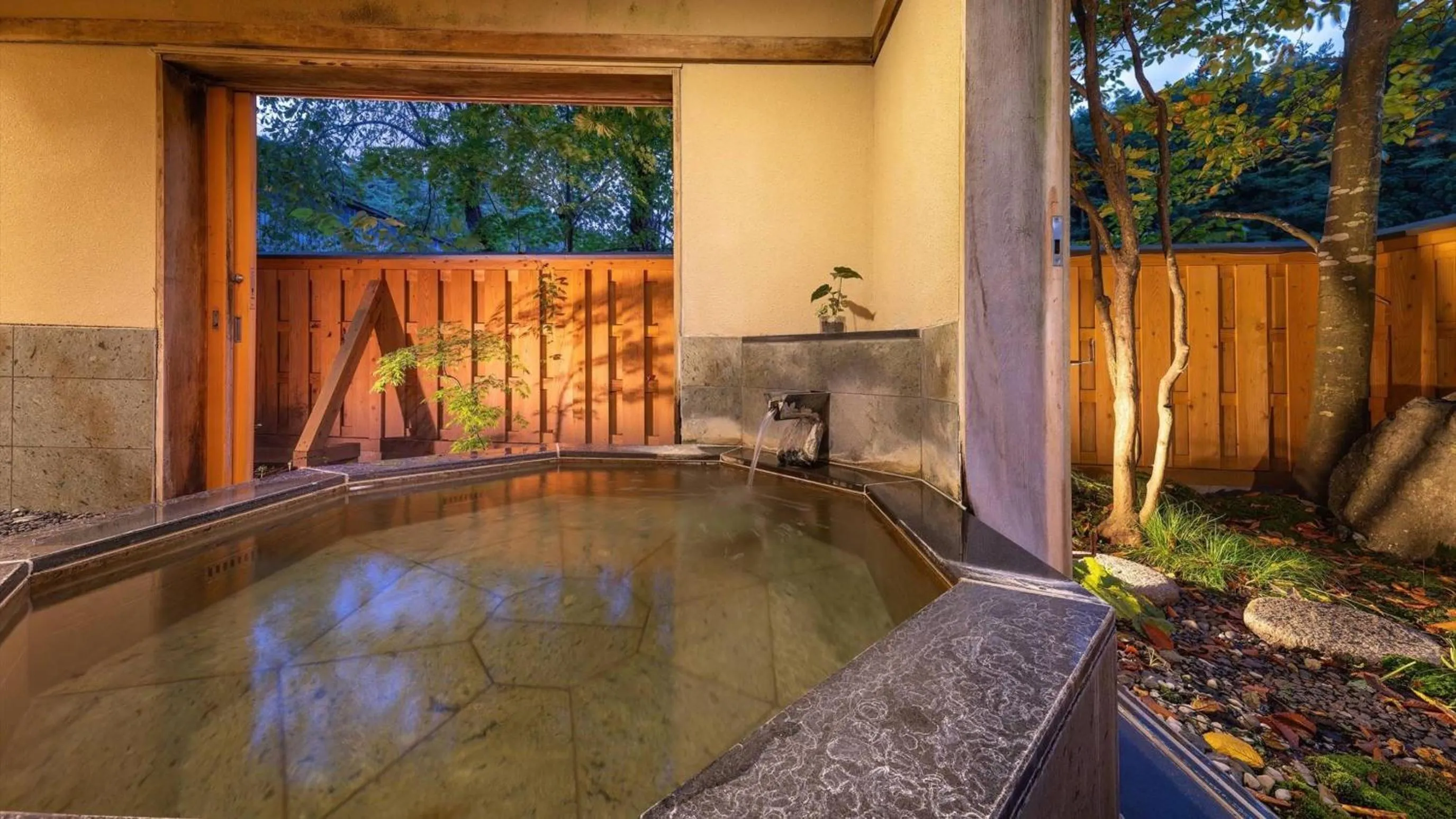 Hot Spring Bath in Kashintei Shirahama