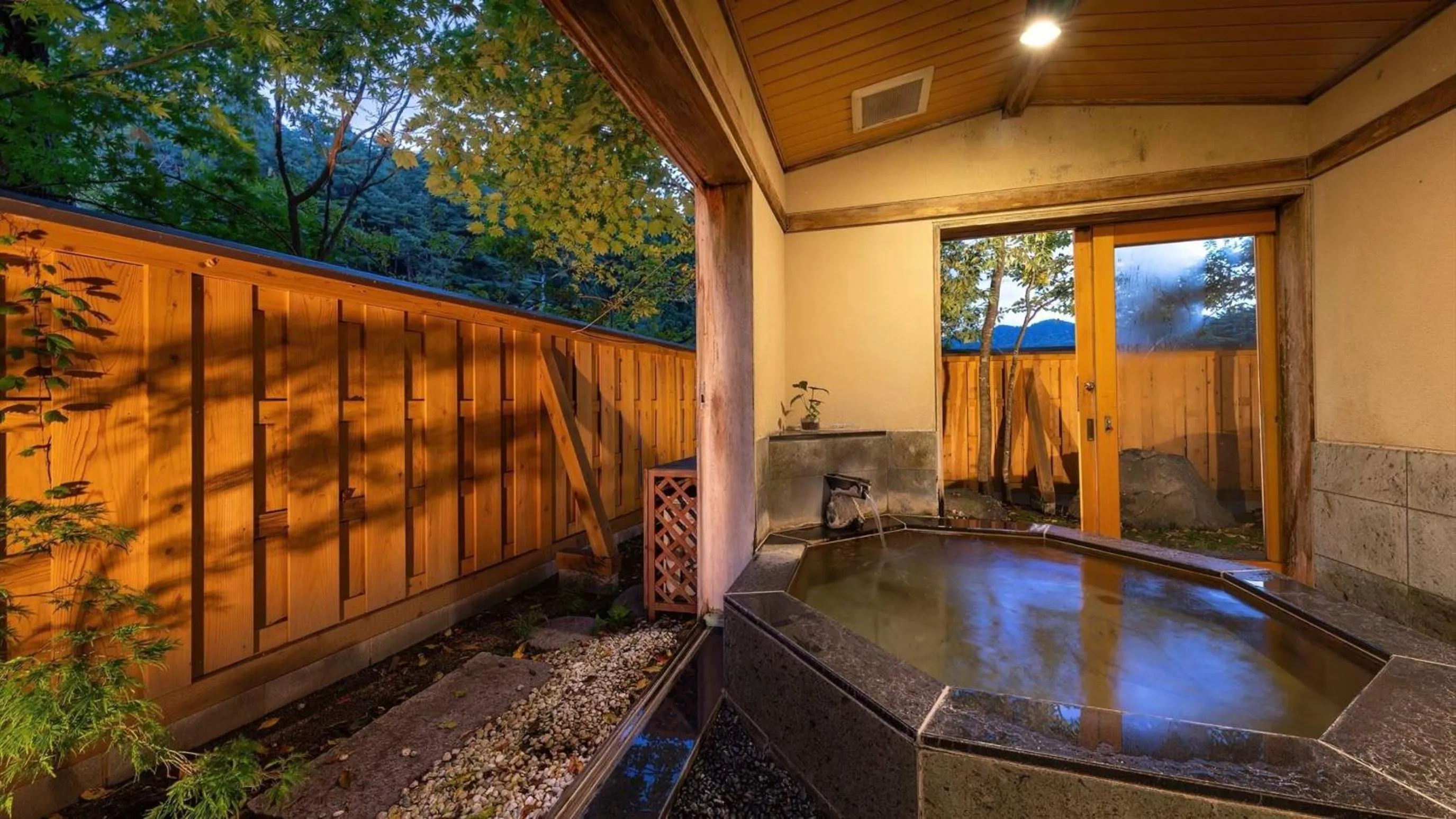 Hot Spring Bath in Kashintei Shirahama