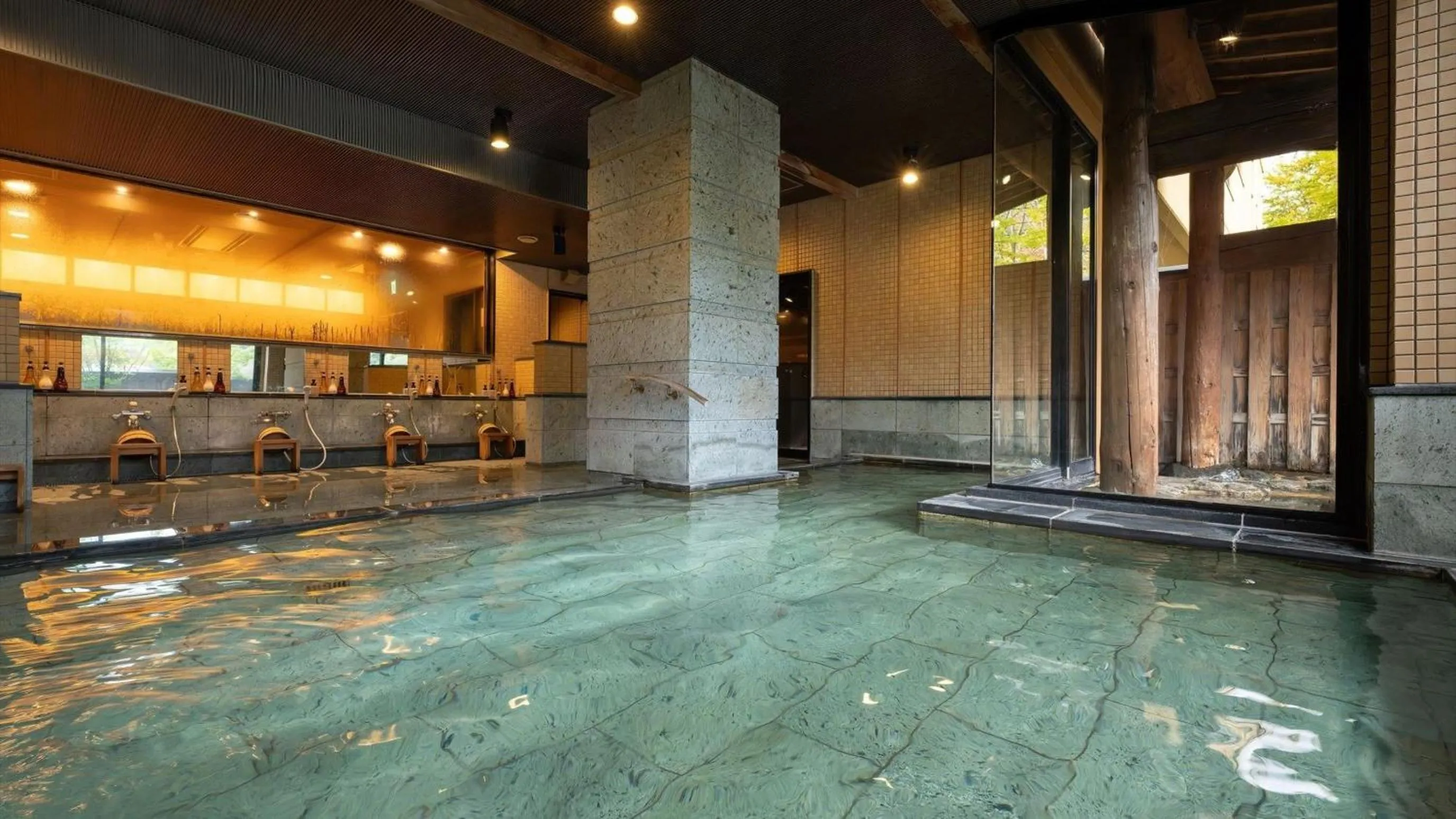 Hot Spring Bath in Kashintei Shirahama