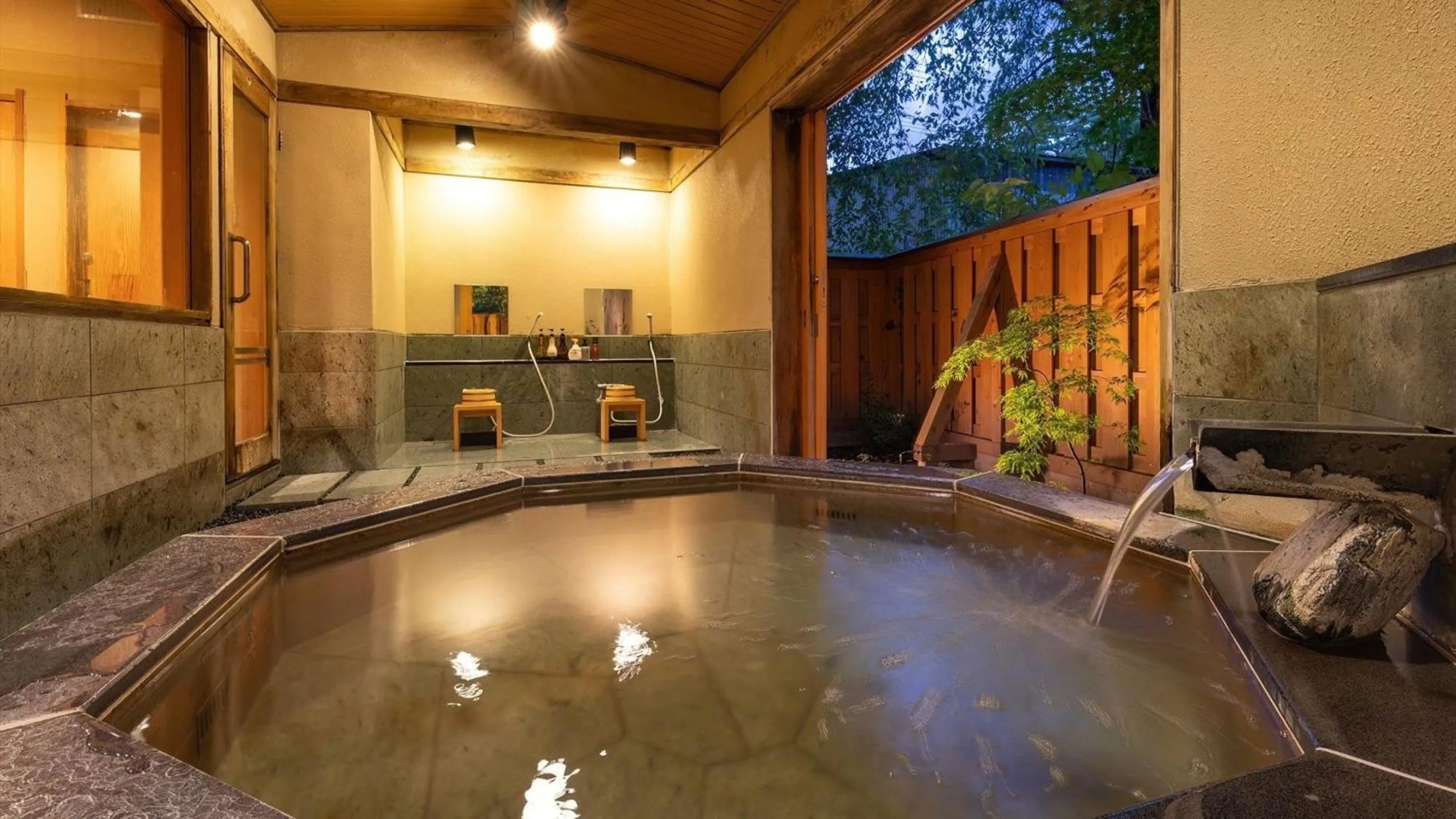 Hot Spring Bath in Kashintei Shirahama