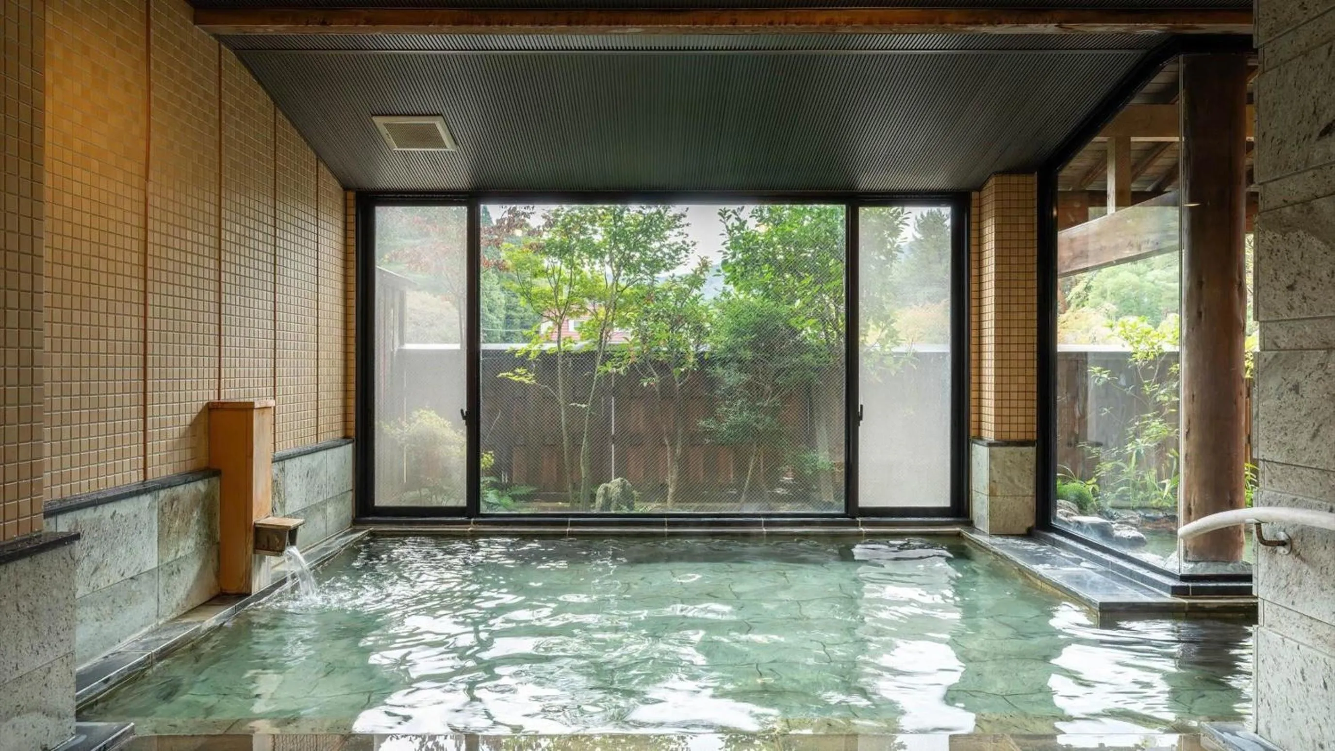 Hot Spring Bath in Kashintei Shirahama