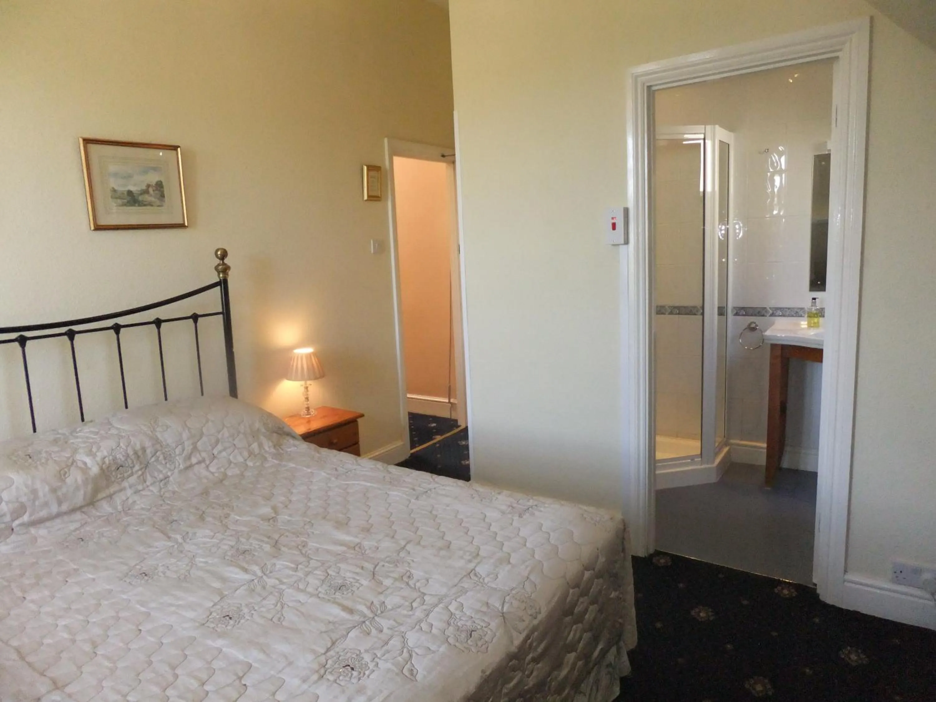 Photo of the whole room, Bed in Elgin Villa