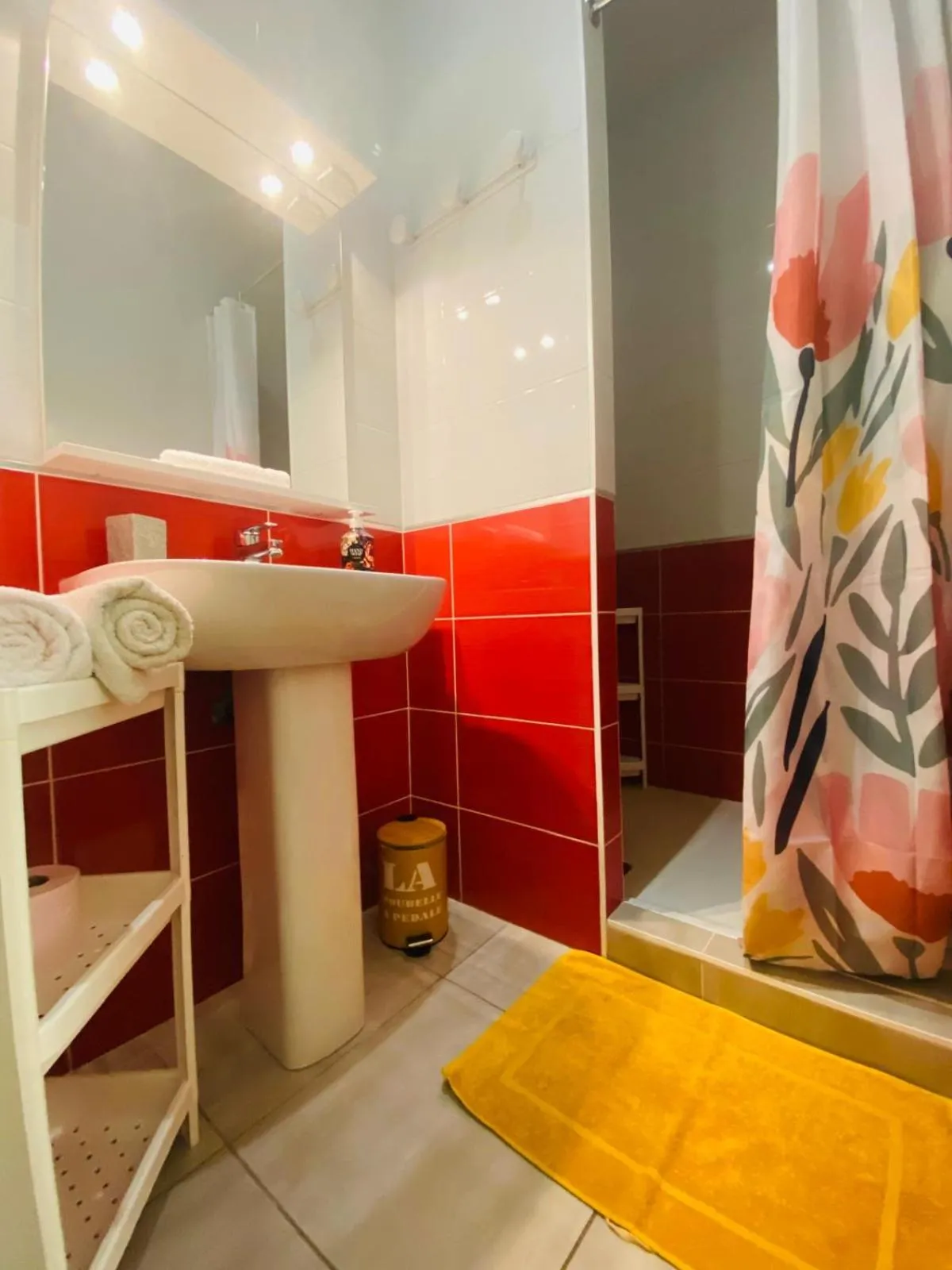 Shower, Bed in Tikazéla - Escale Tournon-Sur-Rhône