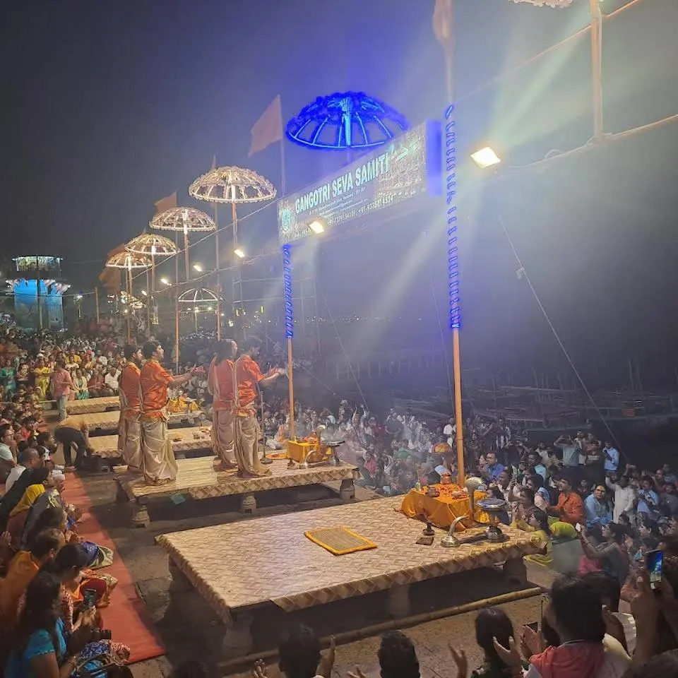 People in Narayana's Haveli