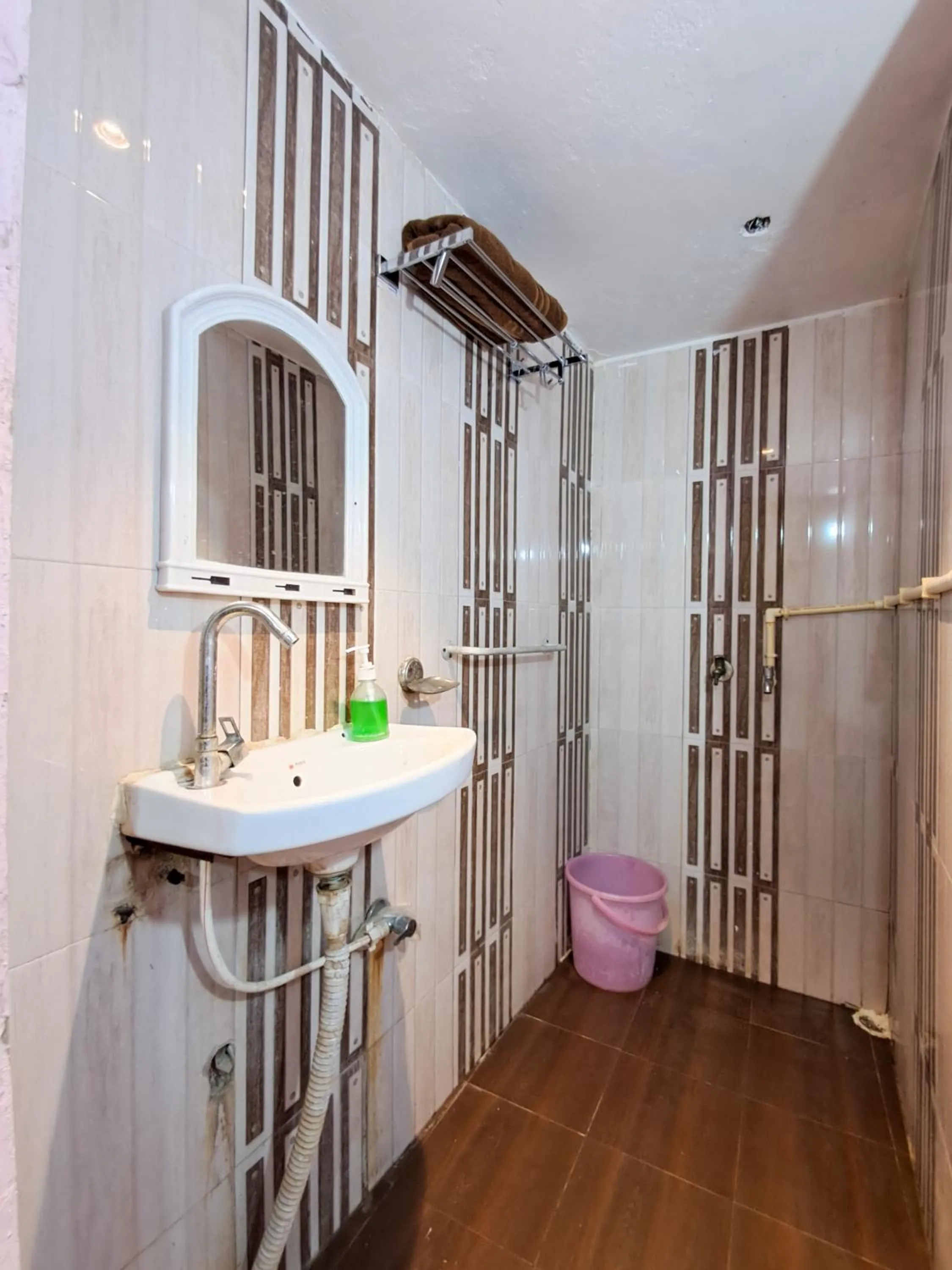 Shower in LD Guest House, Ayodhya