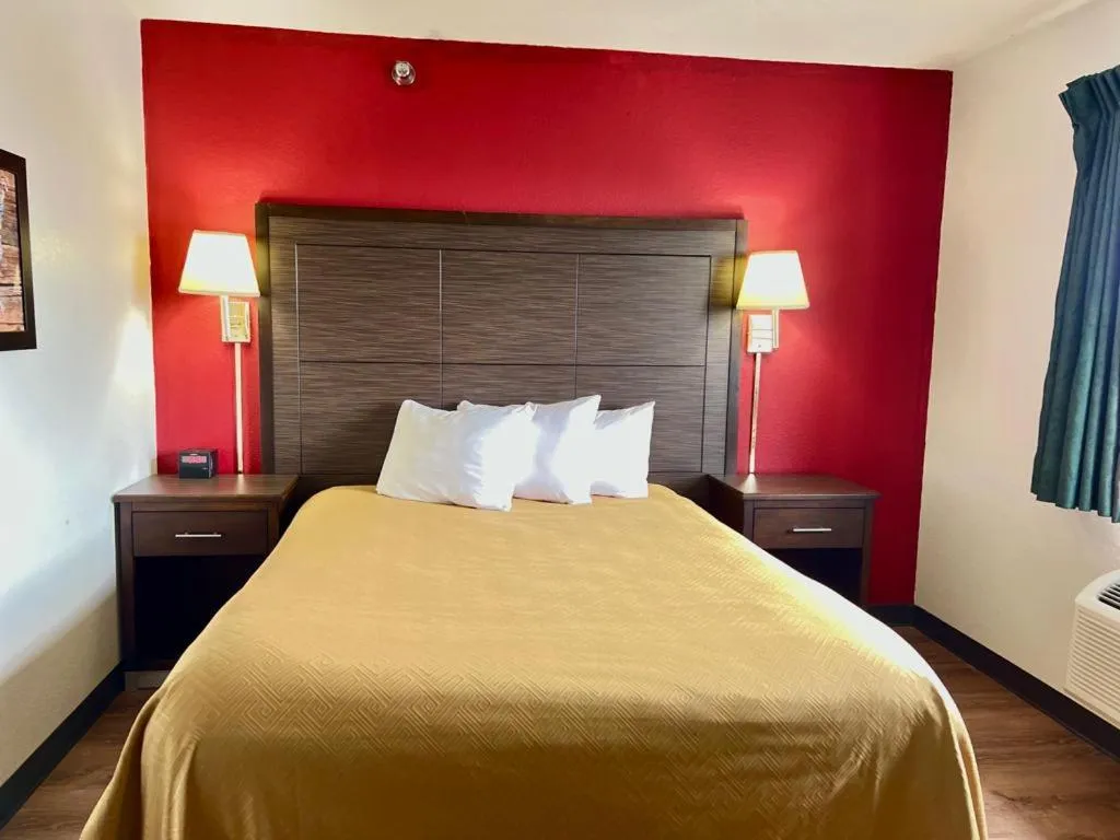 Bed in Econo Lodge Oacoma - Chamberlain West