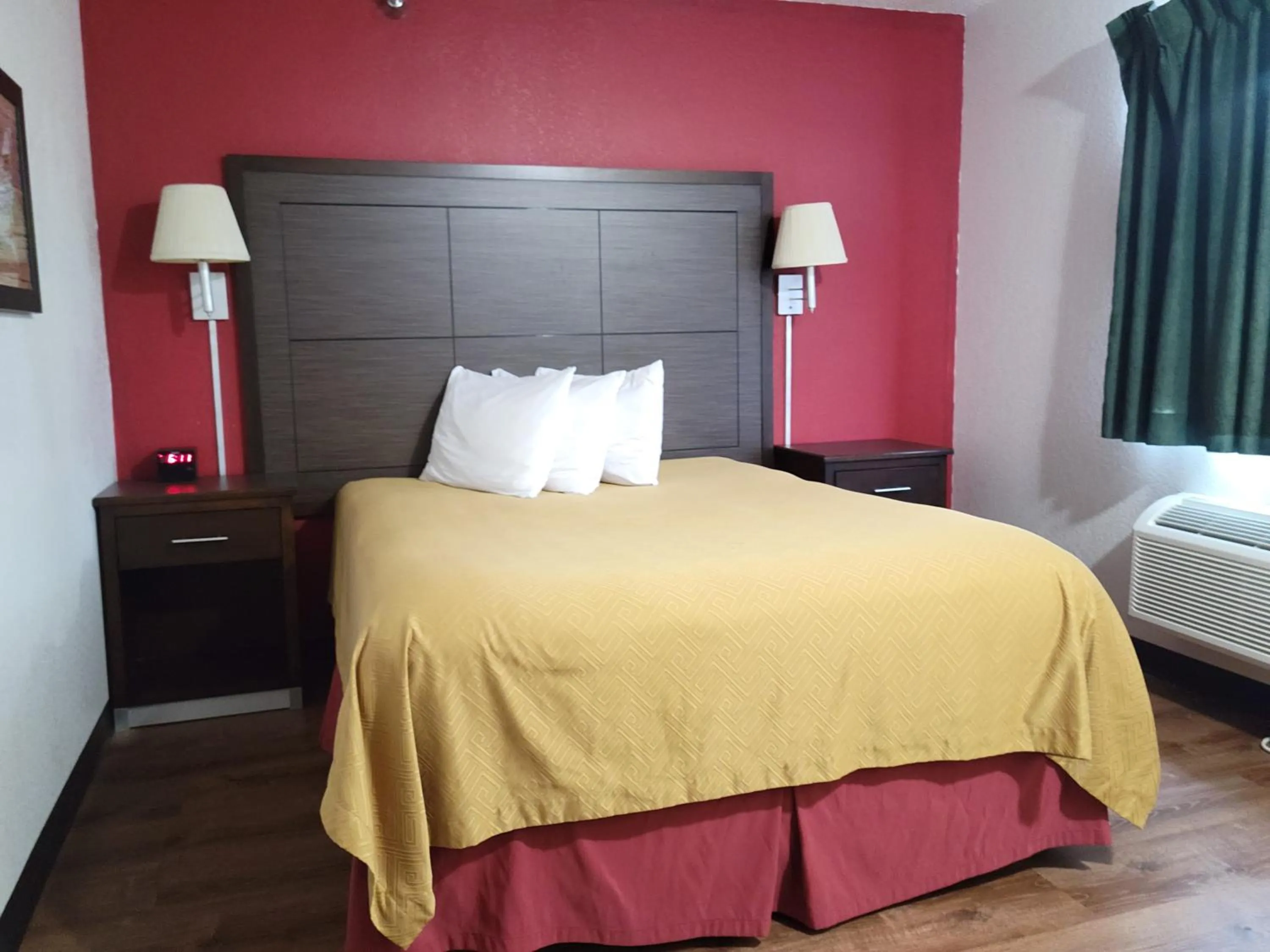 Bed in Econo Lodge Oacoma - Chamberlain West