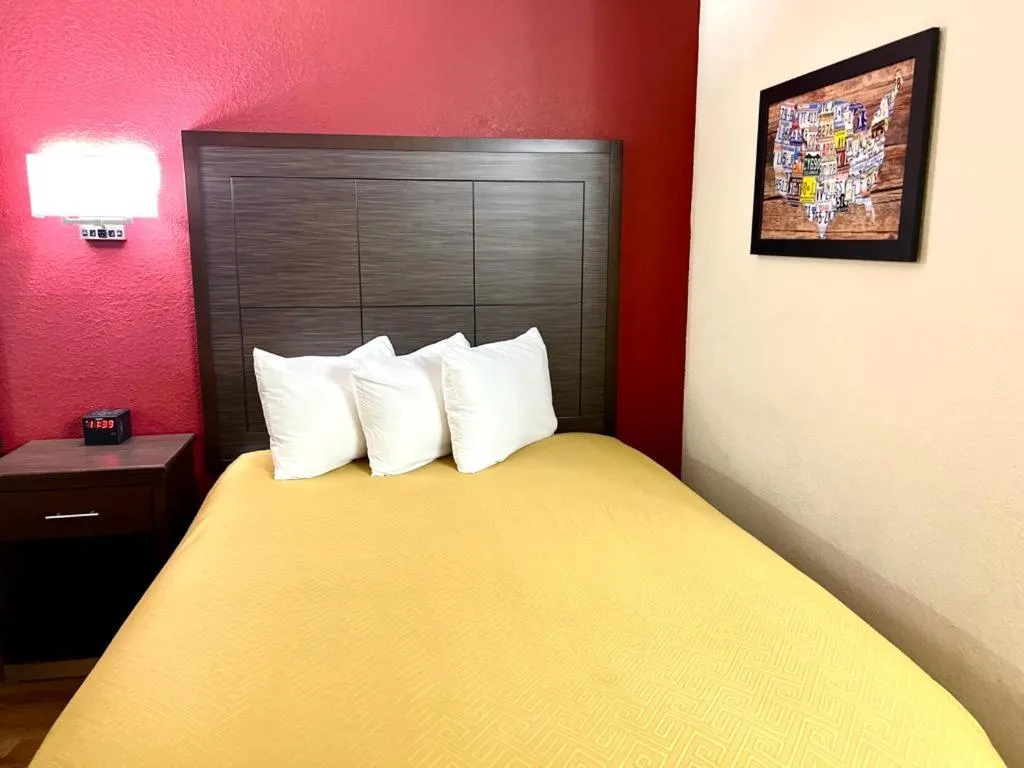 Bed in Econo Lodge Oacoma - Chamberlain West