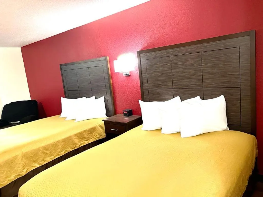 Bed in Econo Lodge Oacoma - Chamberlain West