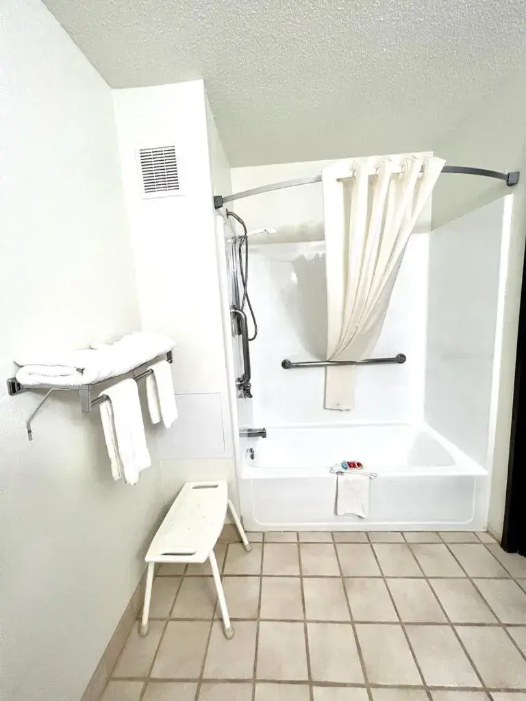 King Room - Accessible/Non-Smoking in Econo Lodge Oacoma - Chamberlain West King Room - Accessible/Non-Smoking in Econo Lodge Oacoma - Chamberlain West