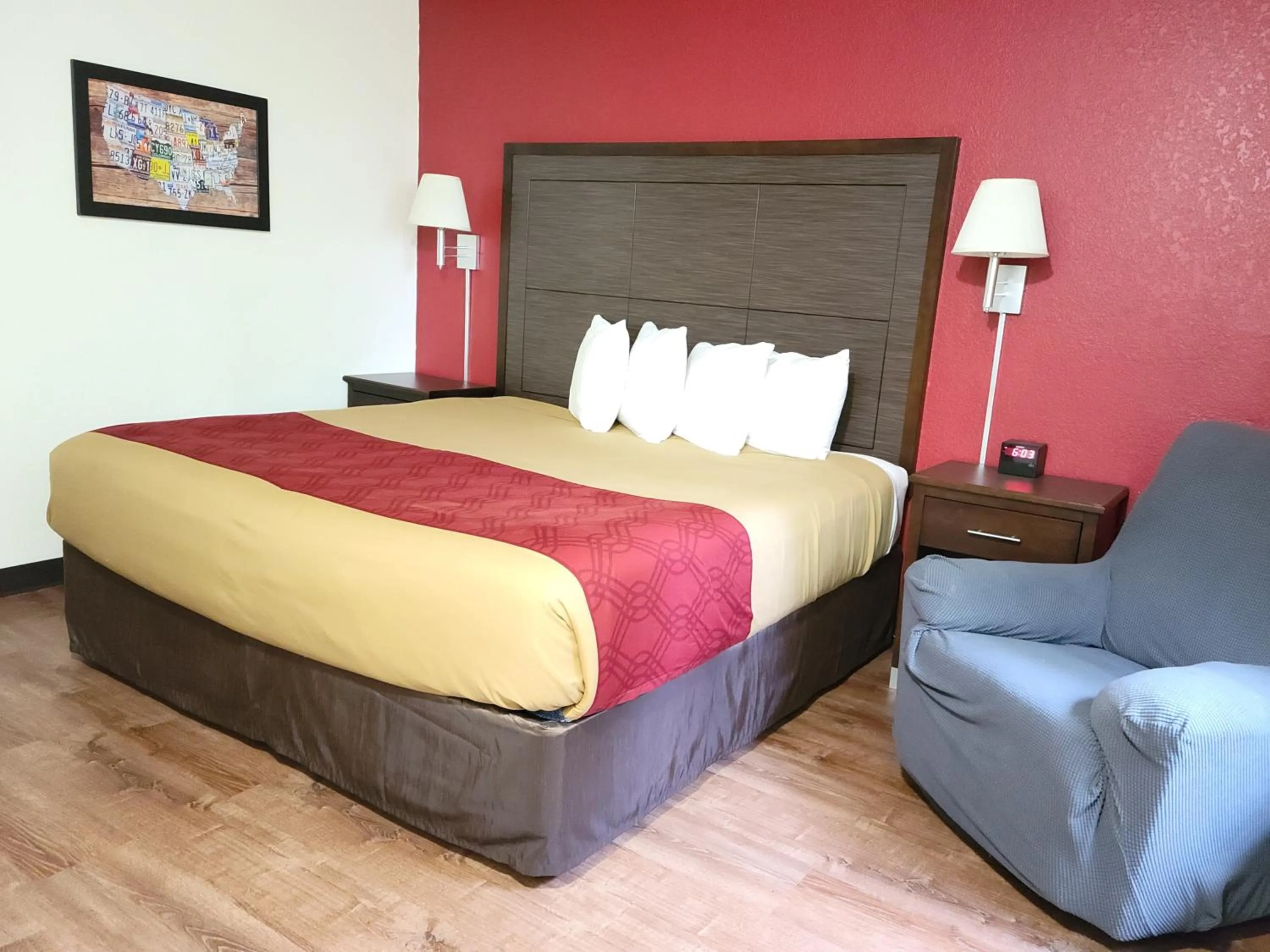 Bed in Econo Lodge Oacoma - Chamberlain West