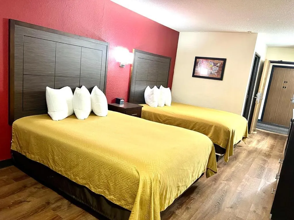 Bed in Econo Lodge Oacoma - Chamberlain West